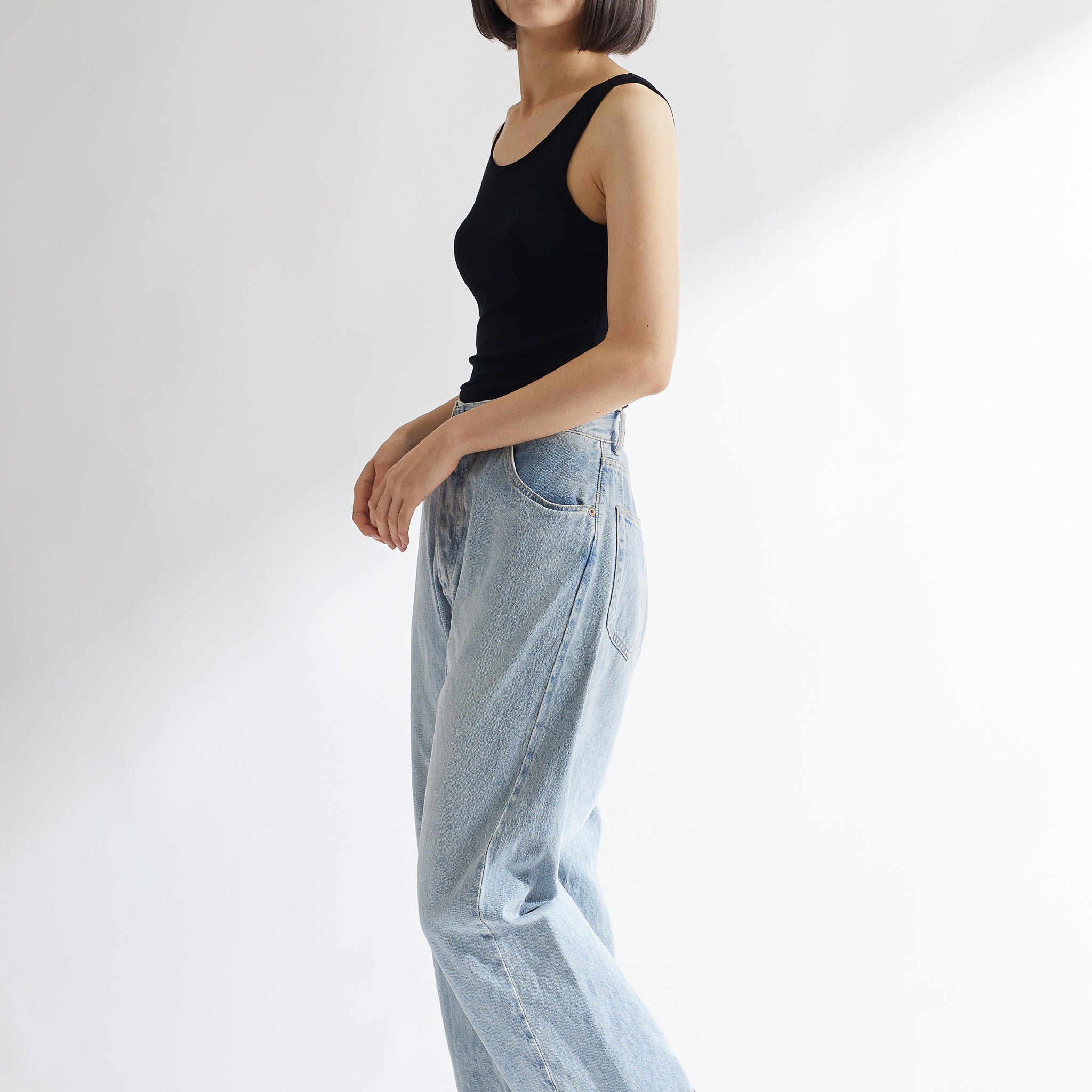 シルク100%タンクトップ, カップ付き, ブラックの着用イメージ(横)