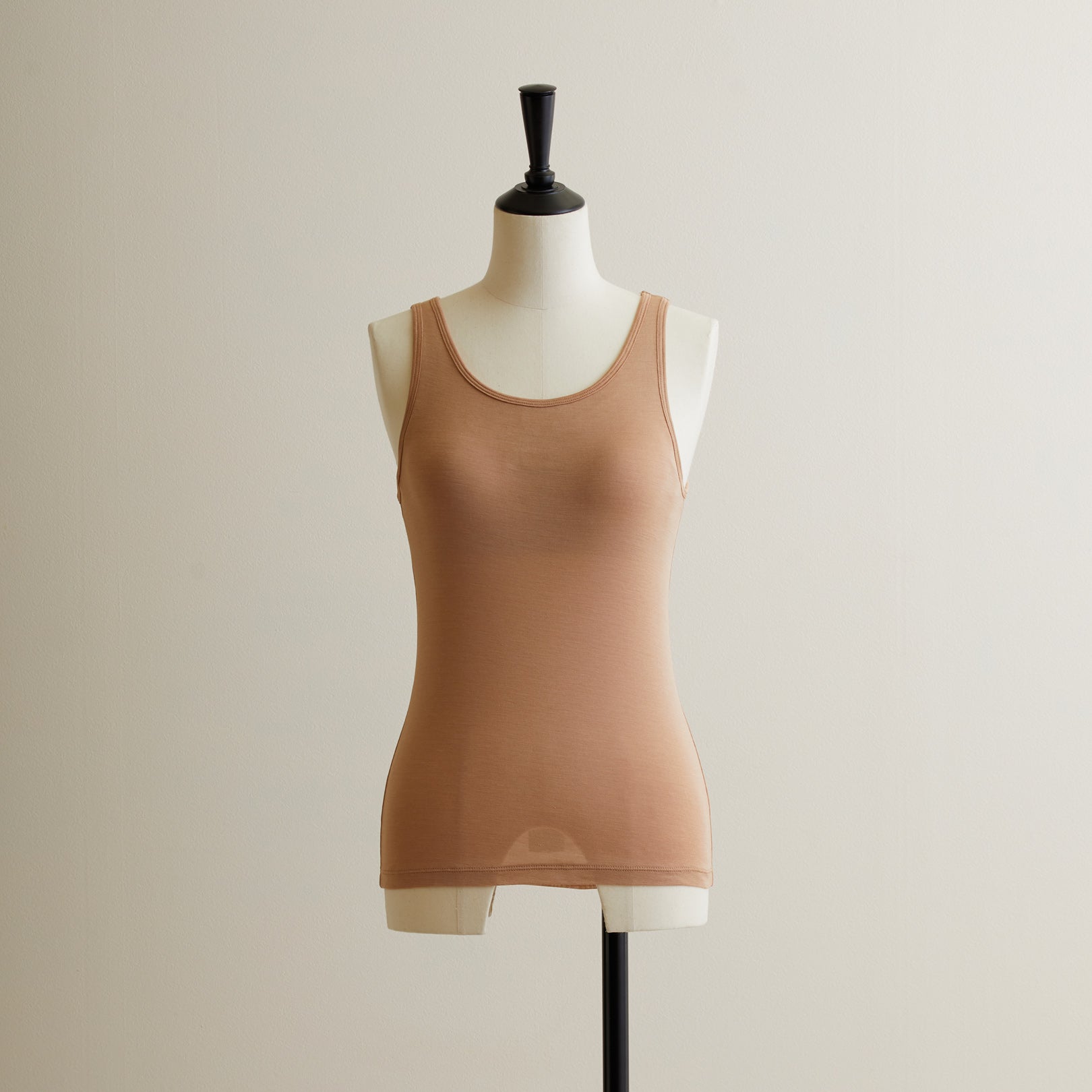 シルク100%タンクトップ, カップ付き, キャメル(前)