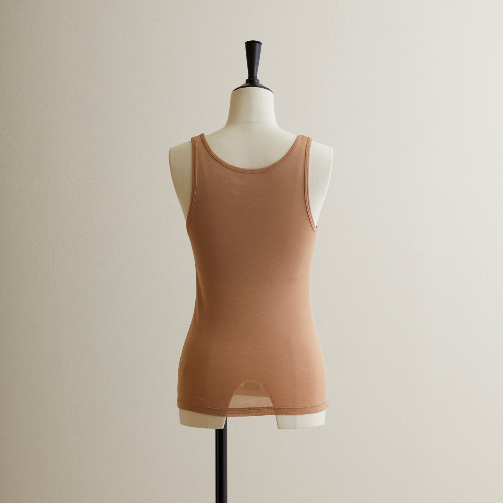 シルク100%タンクトップ, カップ付き, キャメル(後)