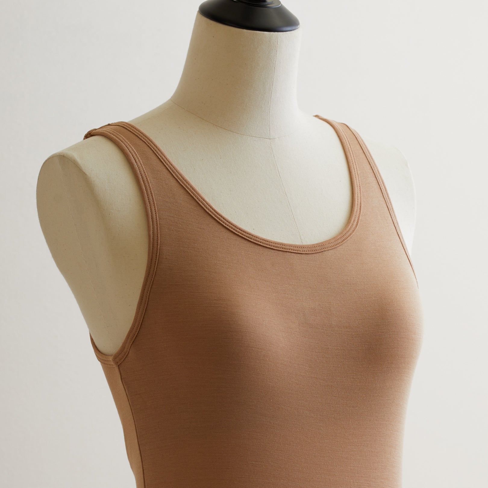 シルク100%タンクトップ, カップ付き, キャメル(斜め前)