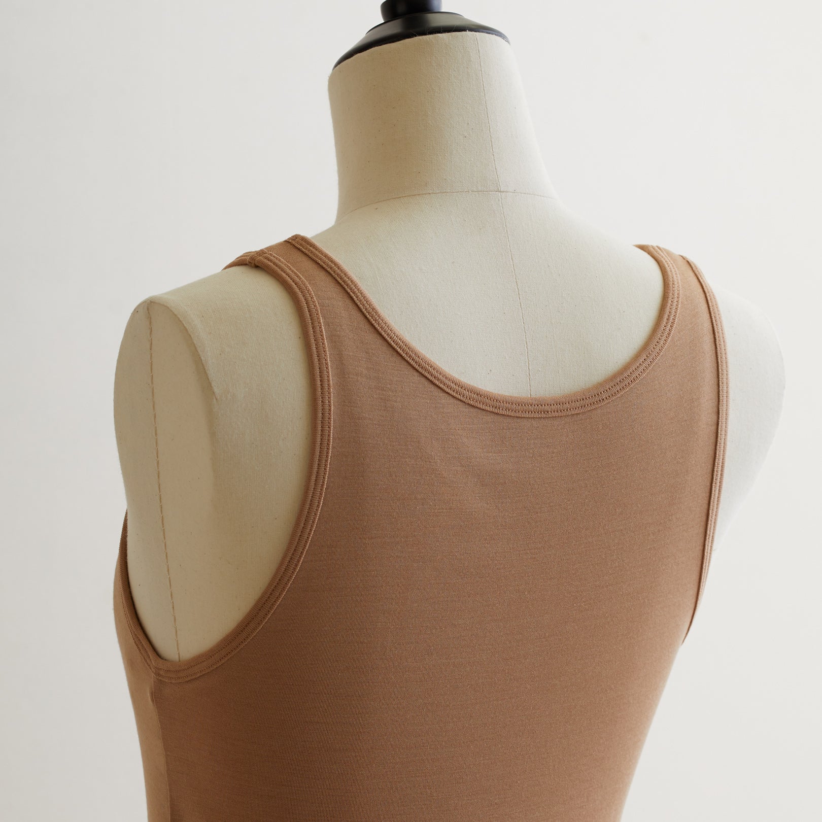 シルク100%タンクトップ, カップ付き, キャメル(斜め後)