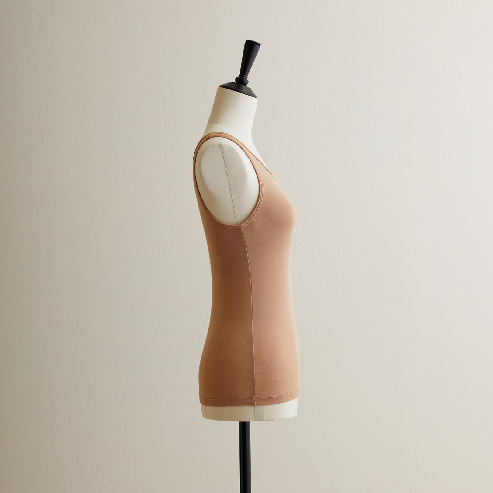 シルク100%タンクトップ, カップ付き, キャメル(横)