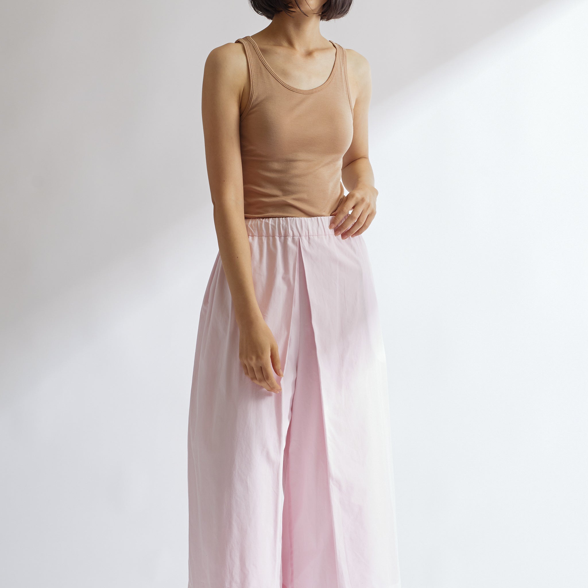 シルク100%タンクトップ, カップ付き, キャメルの着用イメージ(前)