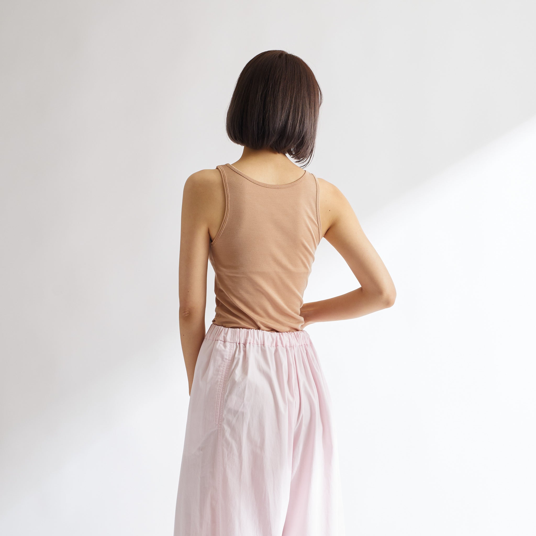 シルク100%タンクトップ, カップ付き, キャメルの着用イメージ(後)