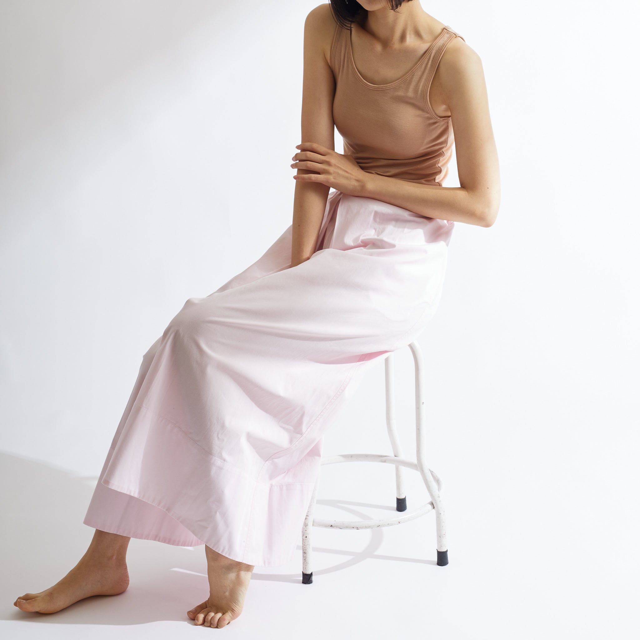 シルク100%タンクトップ, カップ付き, キャメルの着用イメージ(斜め前)