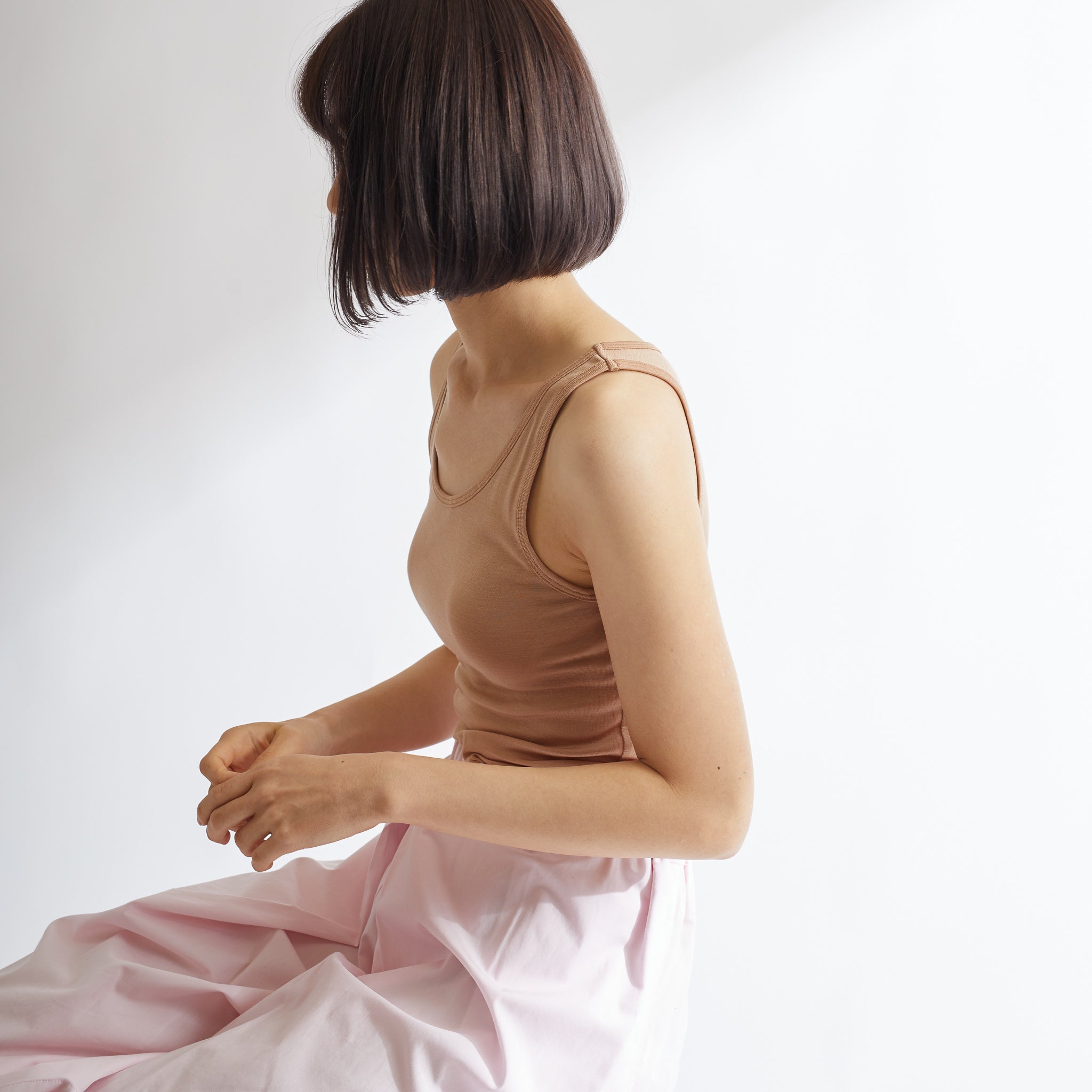 シルク100%タンクトップ, カップ付き, キャメルの着用イメージ(横)