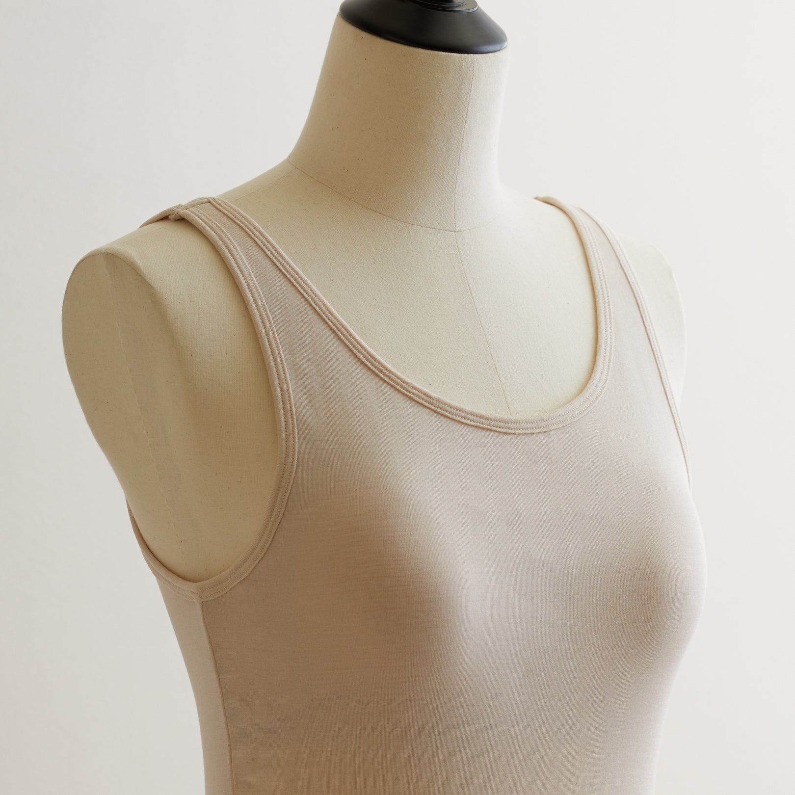 シルク100%タンクトップ, カップ付き, エクリュ(斜め前)