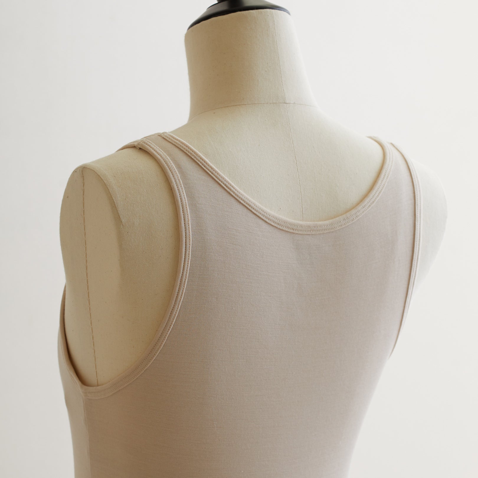 シルク100%タンクトップ, カップ付き, エクリュ(斜め後)