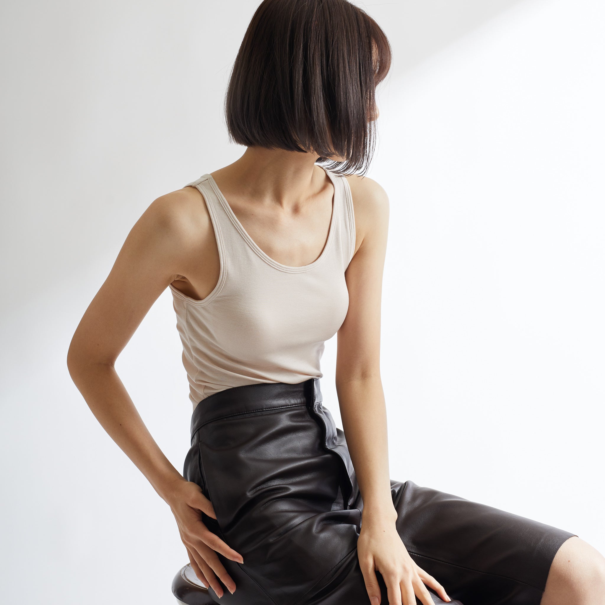 シルク100%タンクトップ, カップ付き, エクリュの着用イメージ(斜め前2)