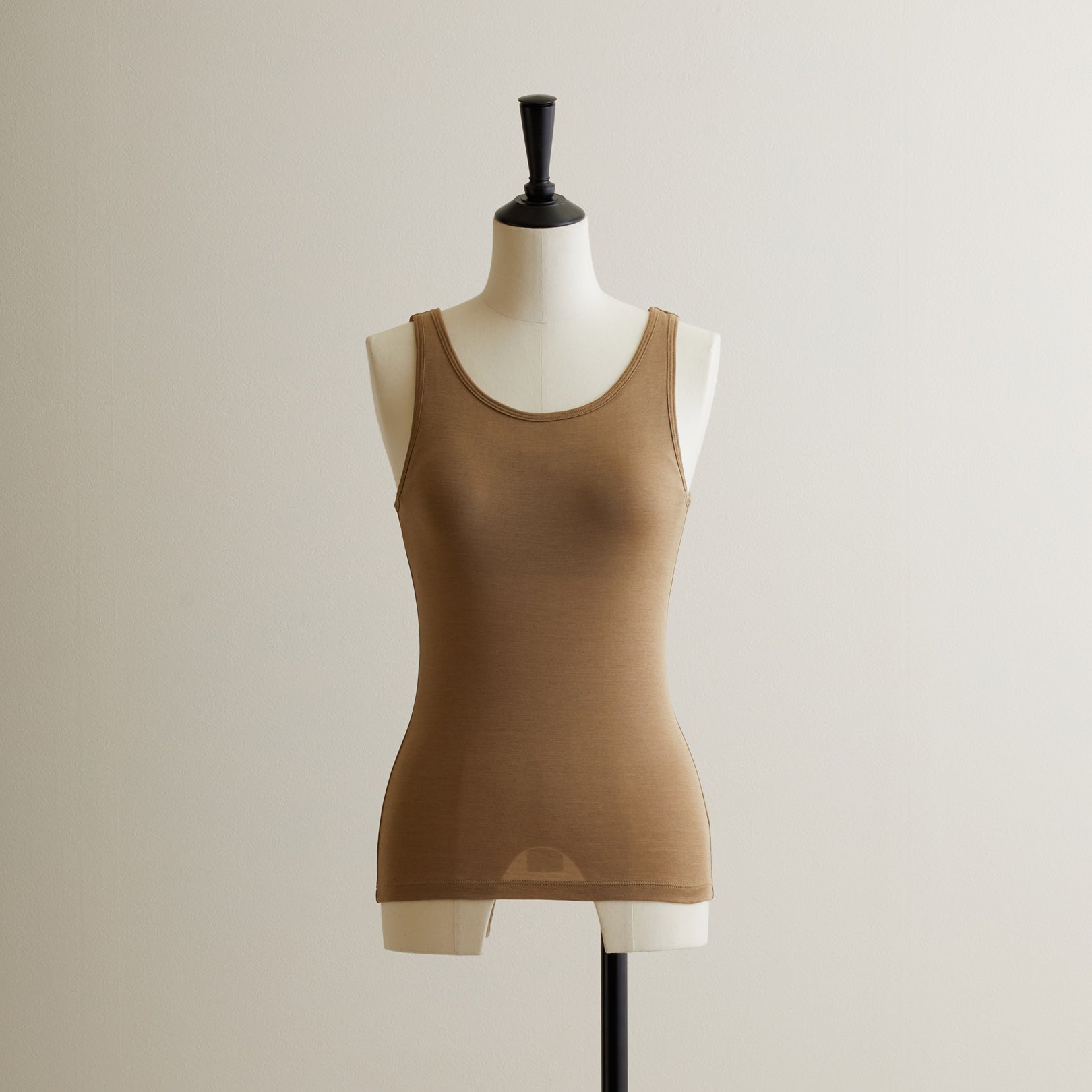 シルク100%タンクトップ, カップ付き, ゴールド(前)