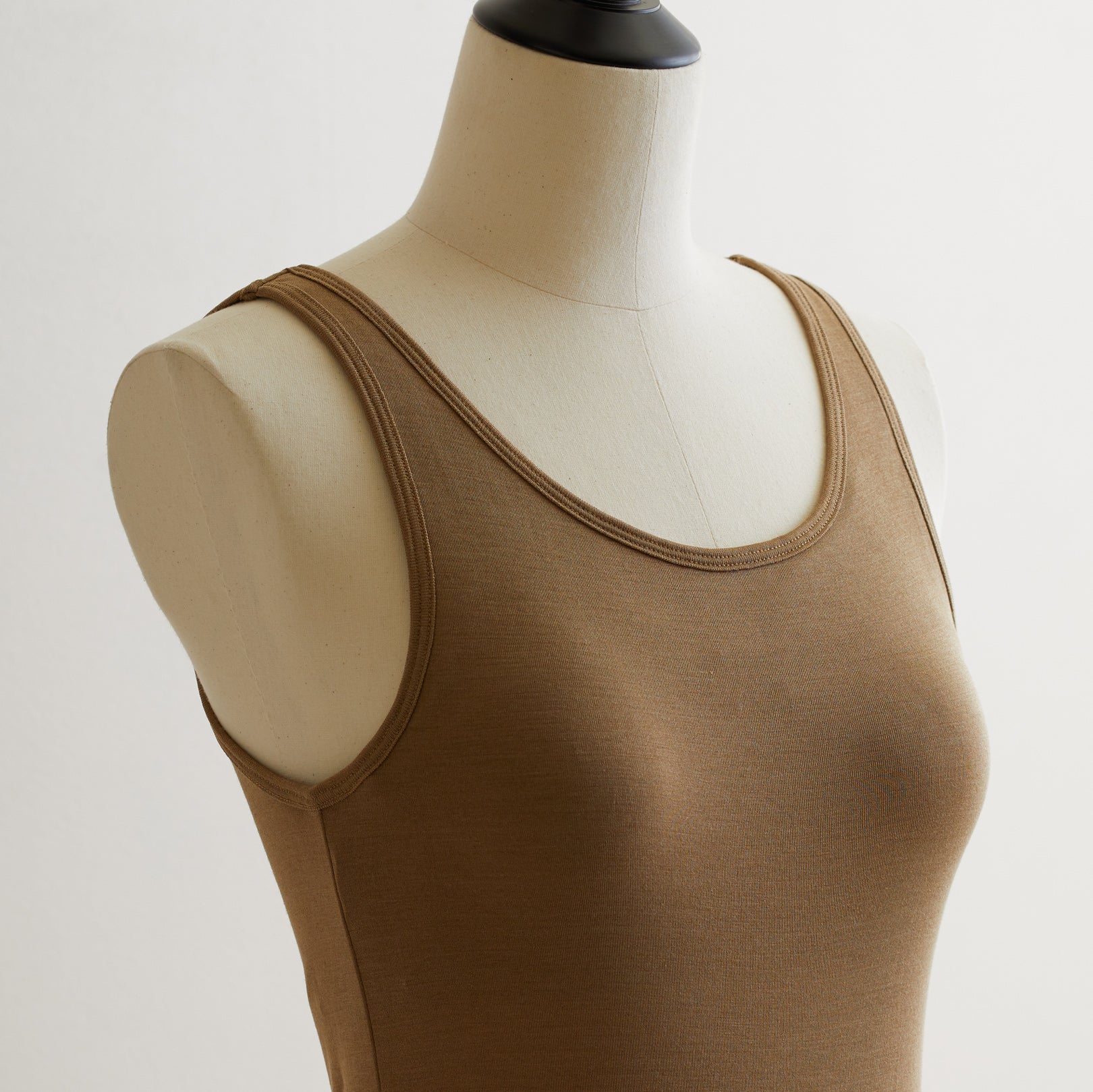 シルク100%タンクトップ, カップ付き, ゴールド(斜め前)