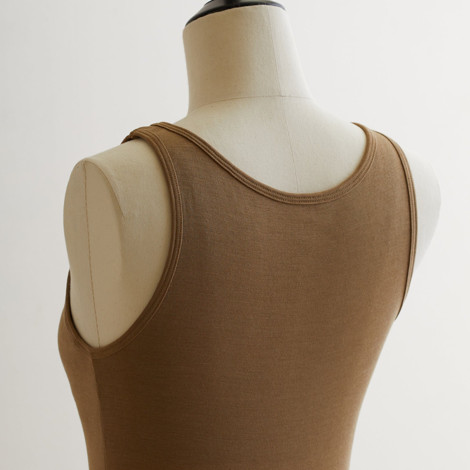 シルク100%タンクトップ, カップ付き, ゴールド(斜め後)