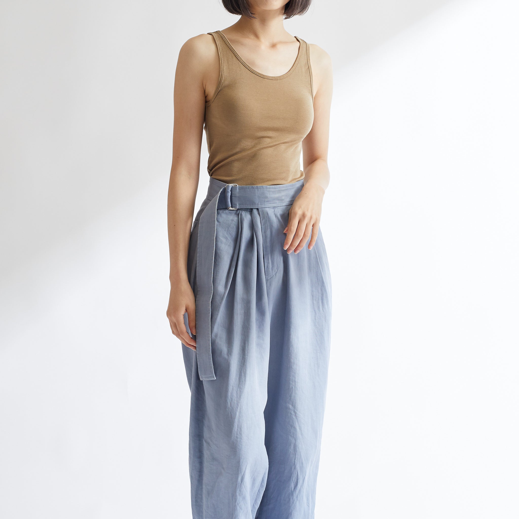 シルク100%タンクトップ, カップ付き, ゴールドの着用イメージ(前)