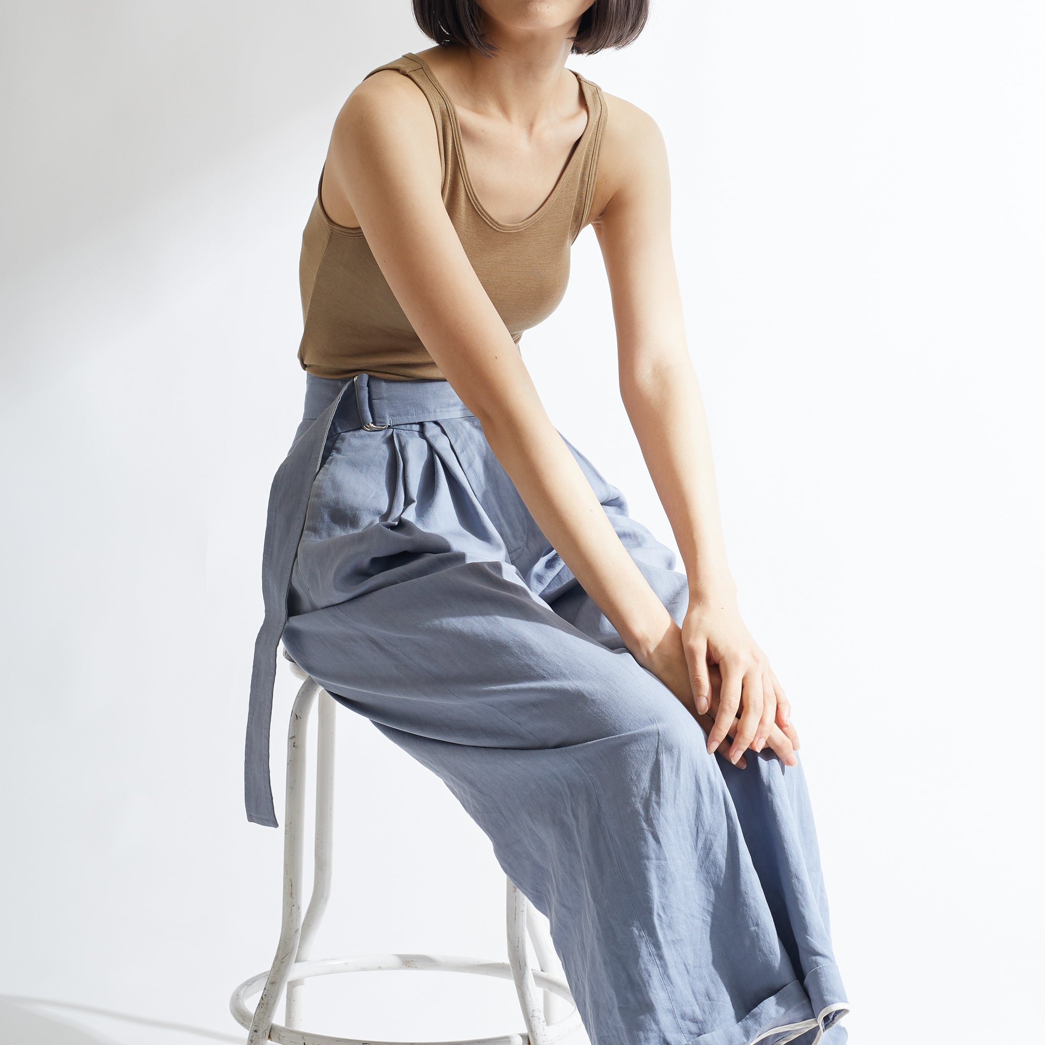 シルク100%タンクトップ, カップ付き, ゴールドの着用イメージ(斜め前)