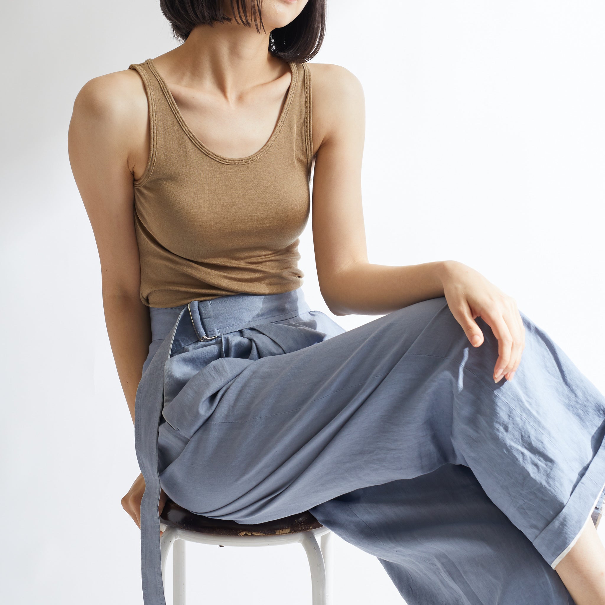 シルク100%タンクトップ, カップ付き, ゴールドの着用イメージ(斜め前2)