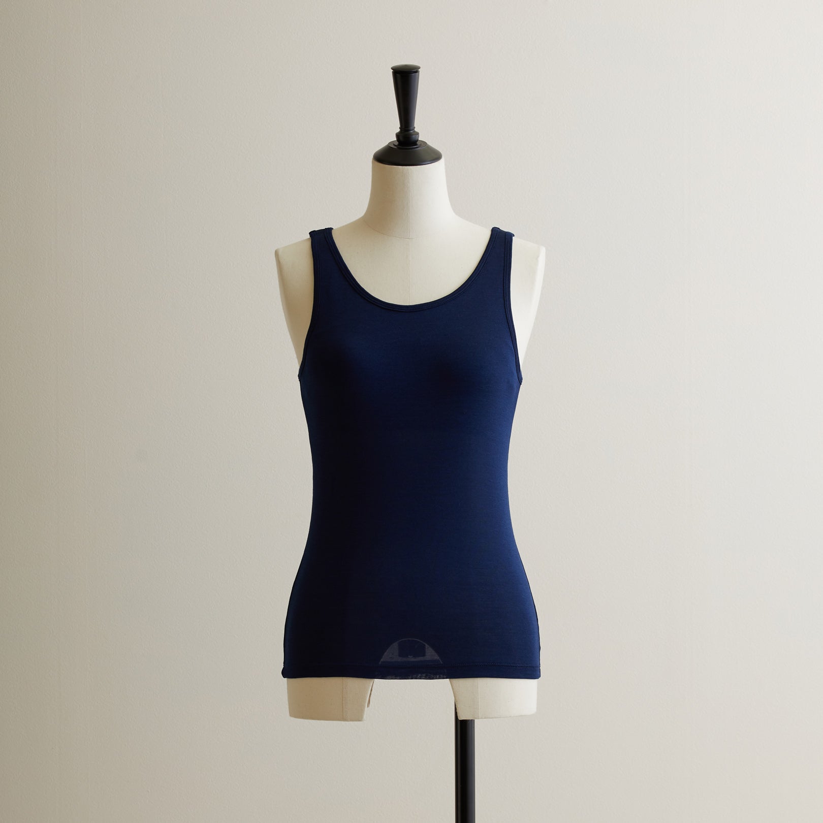 シルク100%タンクトップ, カップ付き, ネイビー(前)