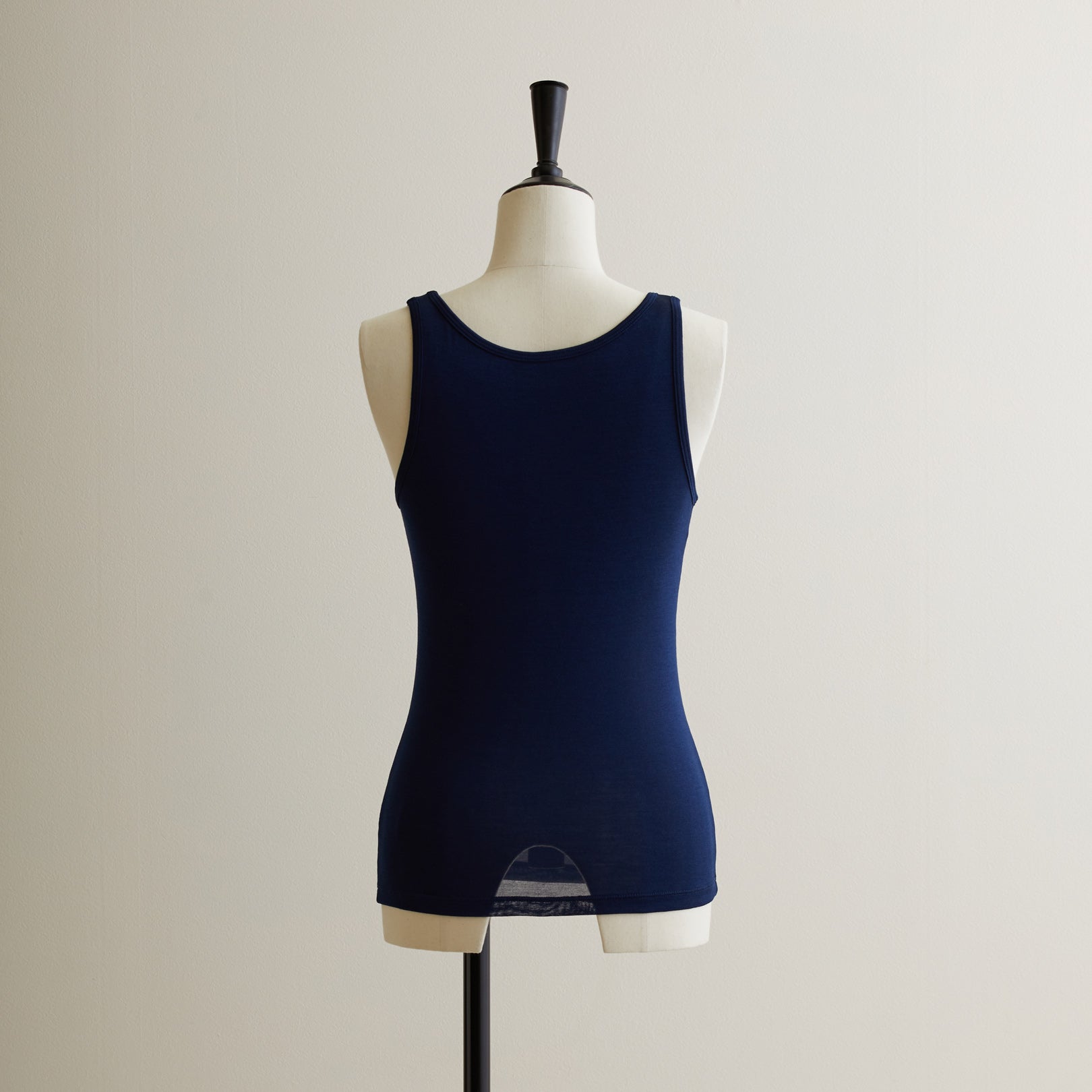 シルク100%タンクトップ, カップ付き, ネイビー(後)
