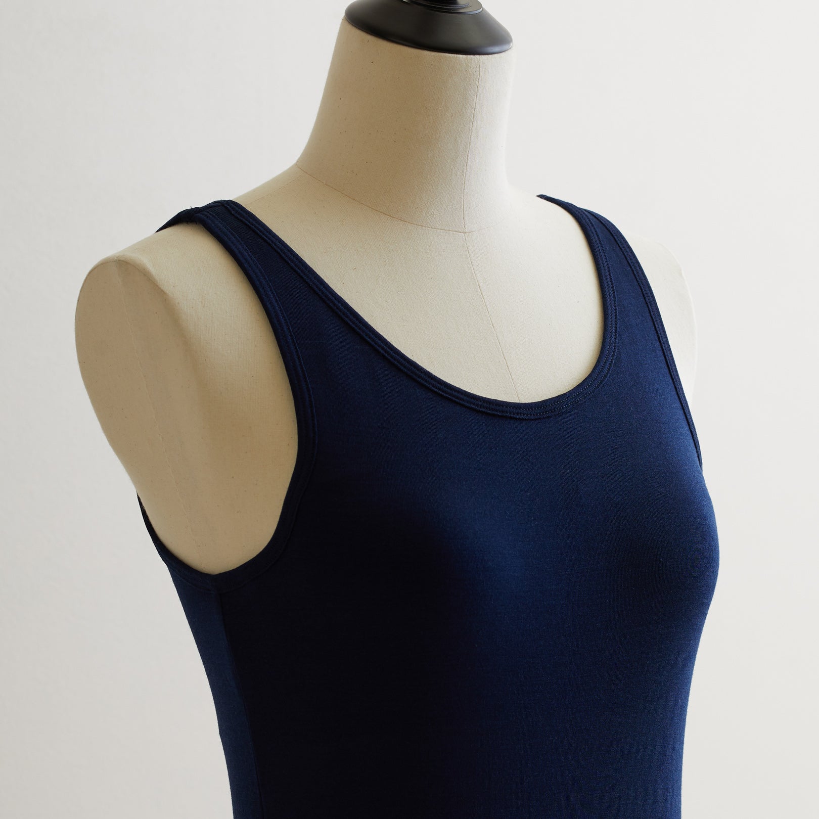 シルク100%タンクトップ, カップ付き, ネイビー(斜め前)