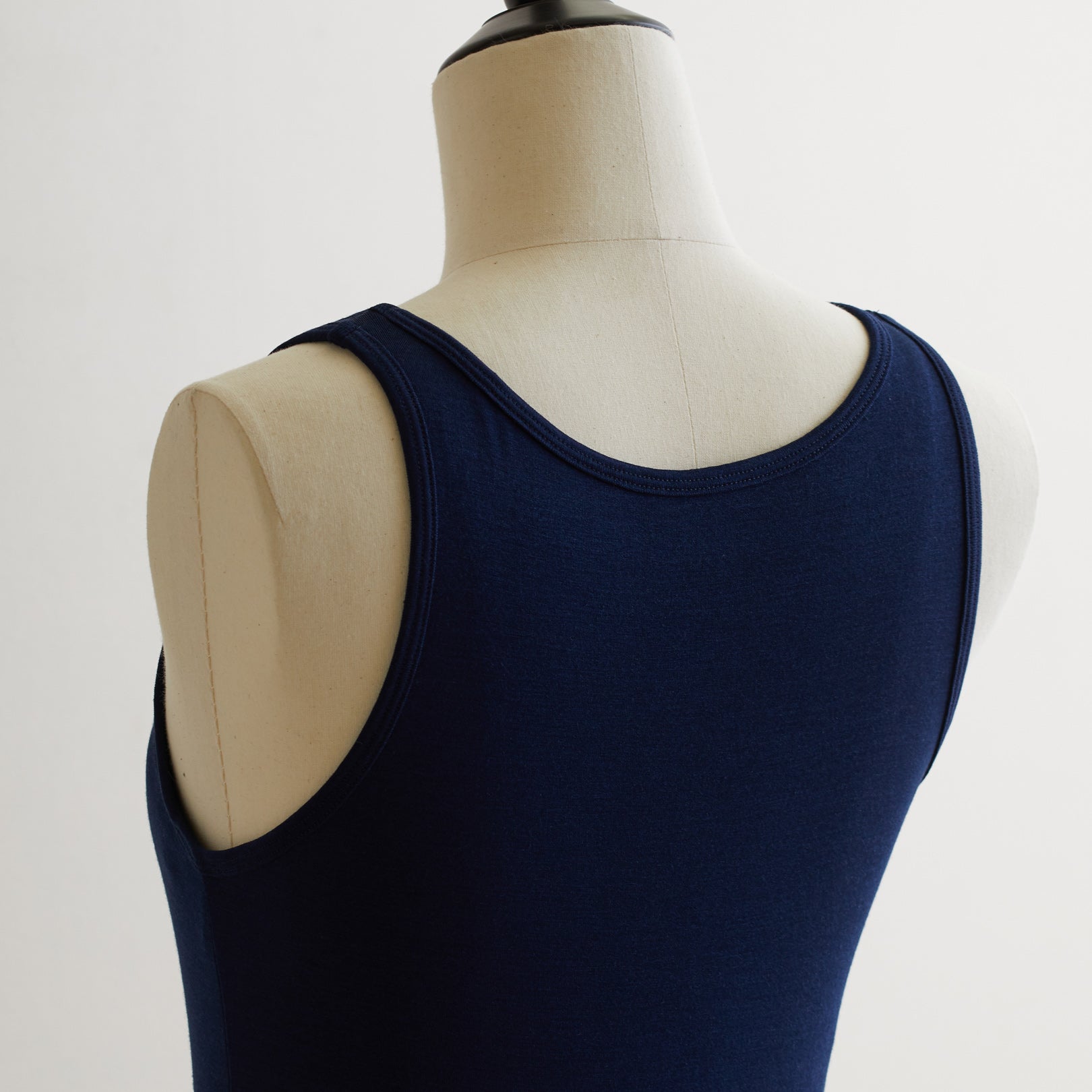 シルク100%タンクトップ, カップ付き, ネイビー(斜め後)