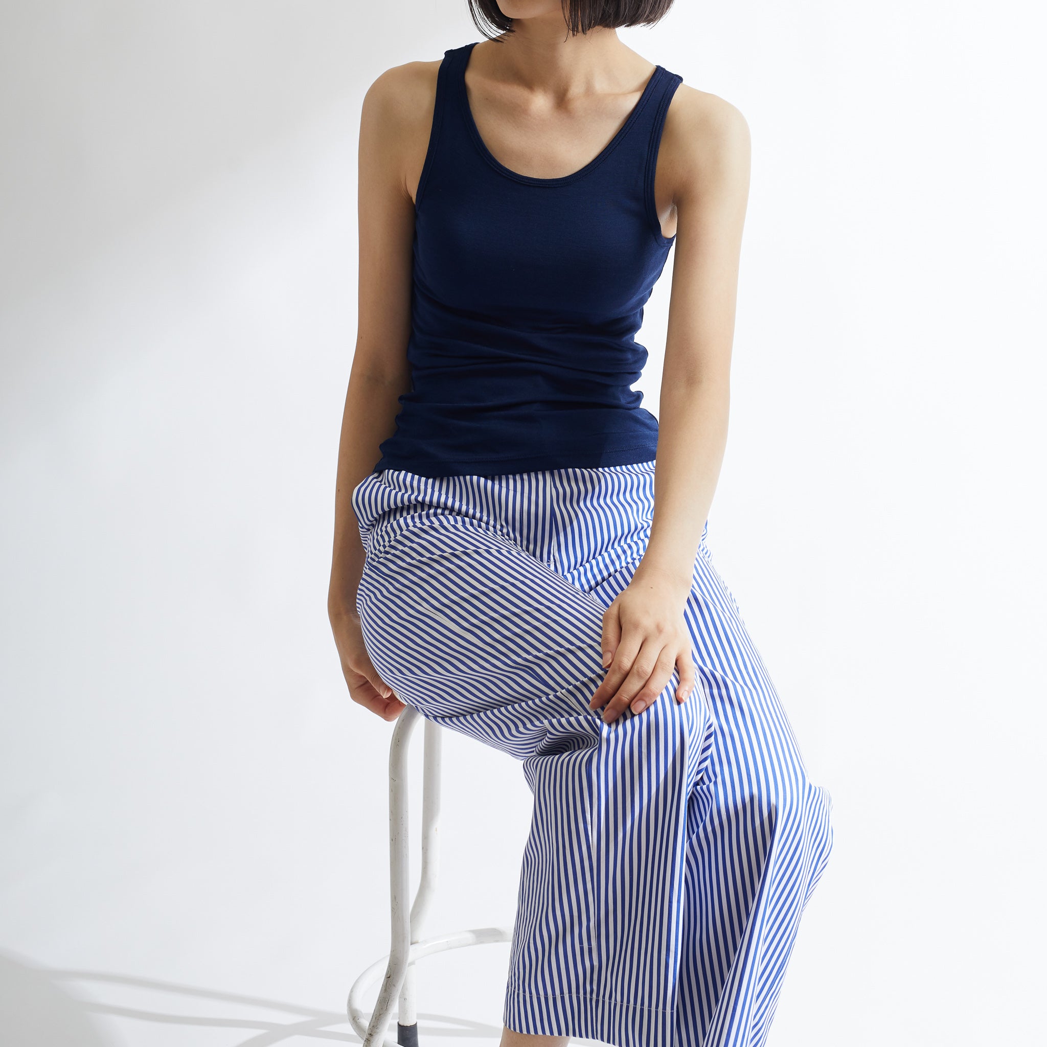シルク100%タンクトップ, カップ付き, ネイビーの着用イメージ(前)