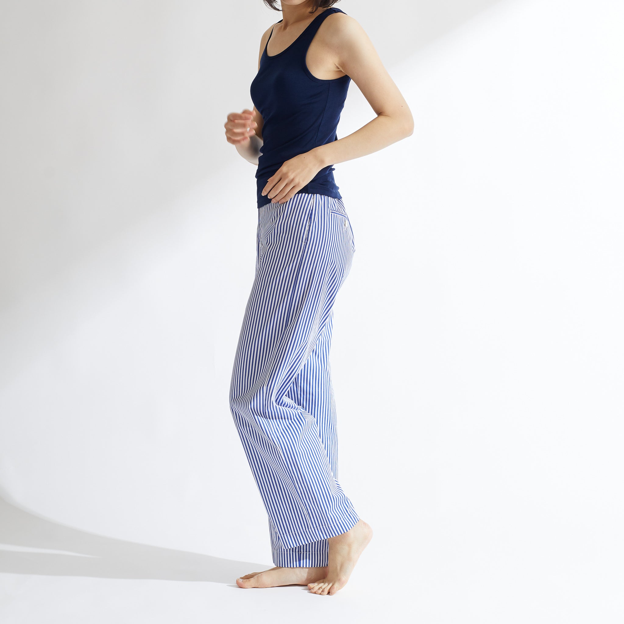 シルク100%タンクトップ, カップ付き, ネイビーの着用イメージ(斜め前)