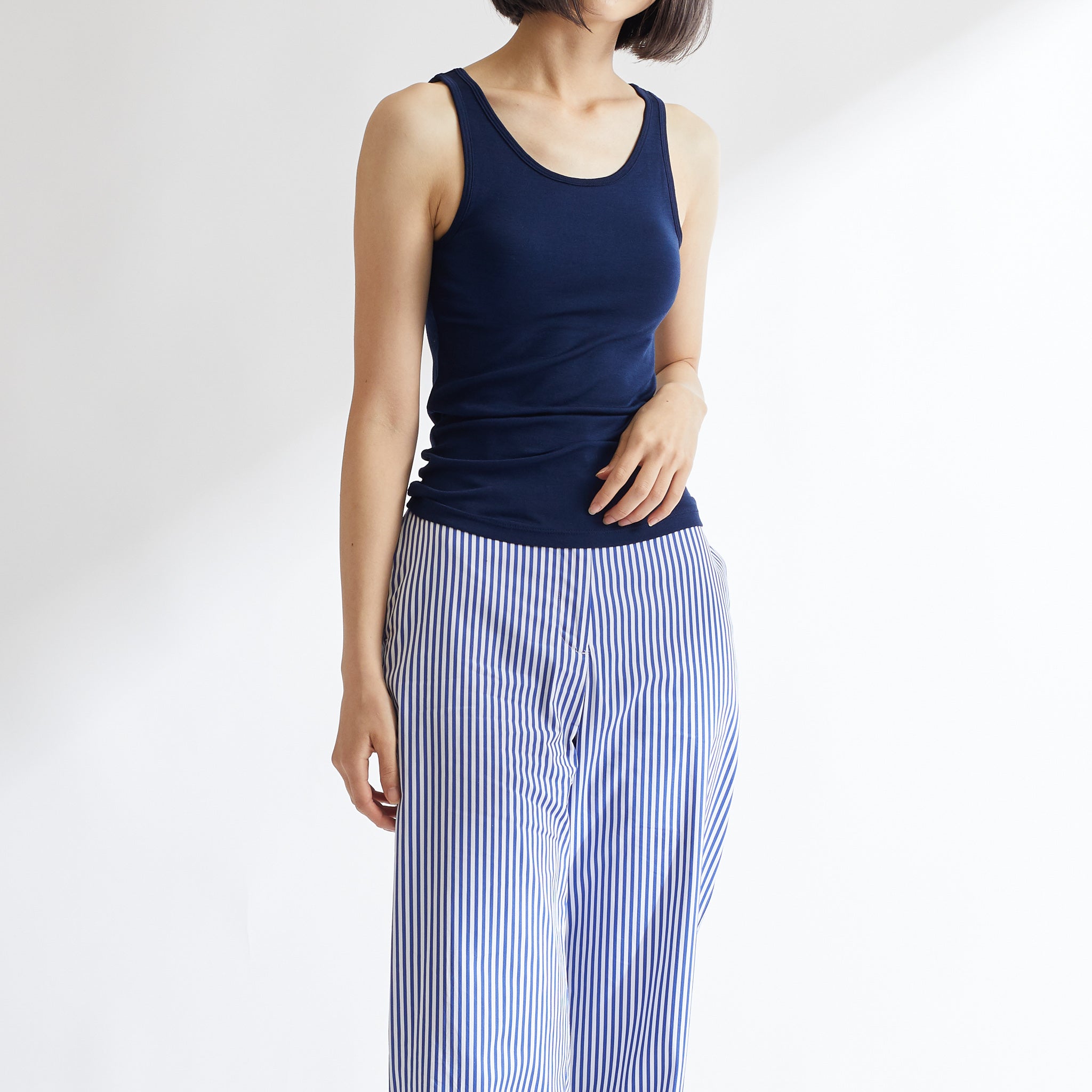 シルク100%タンクトップ, カップ付き, ネイビーの着用イメージ(前2)