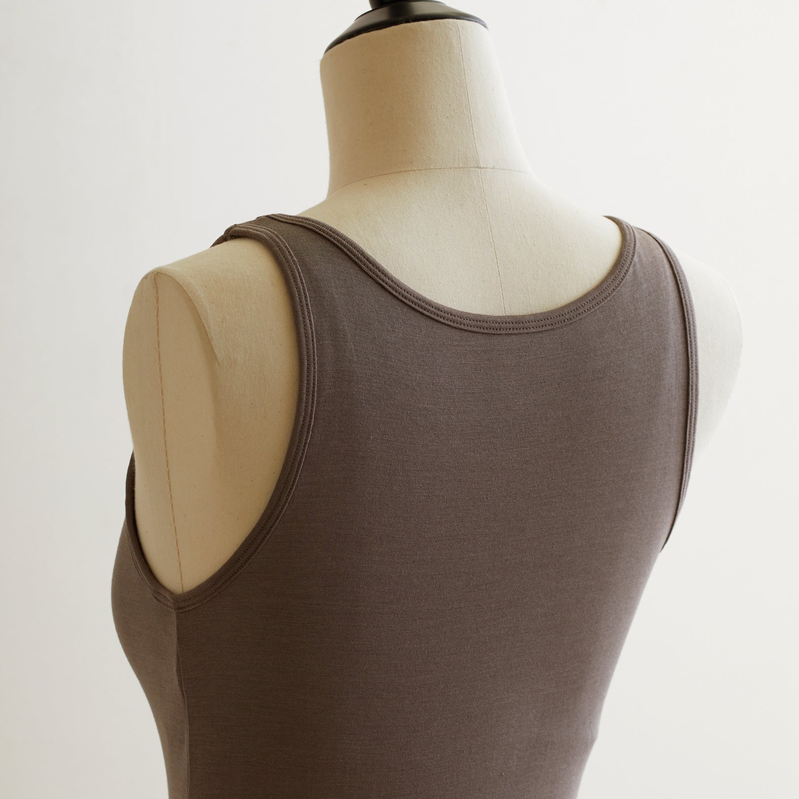 シルク100%タンクトップ, カップ付き, トープ(斜め後)