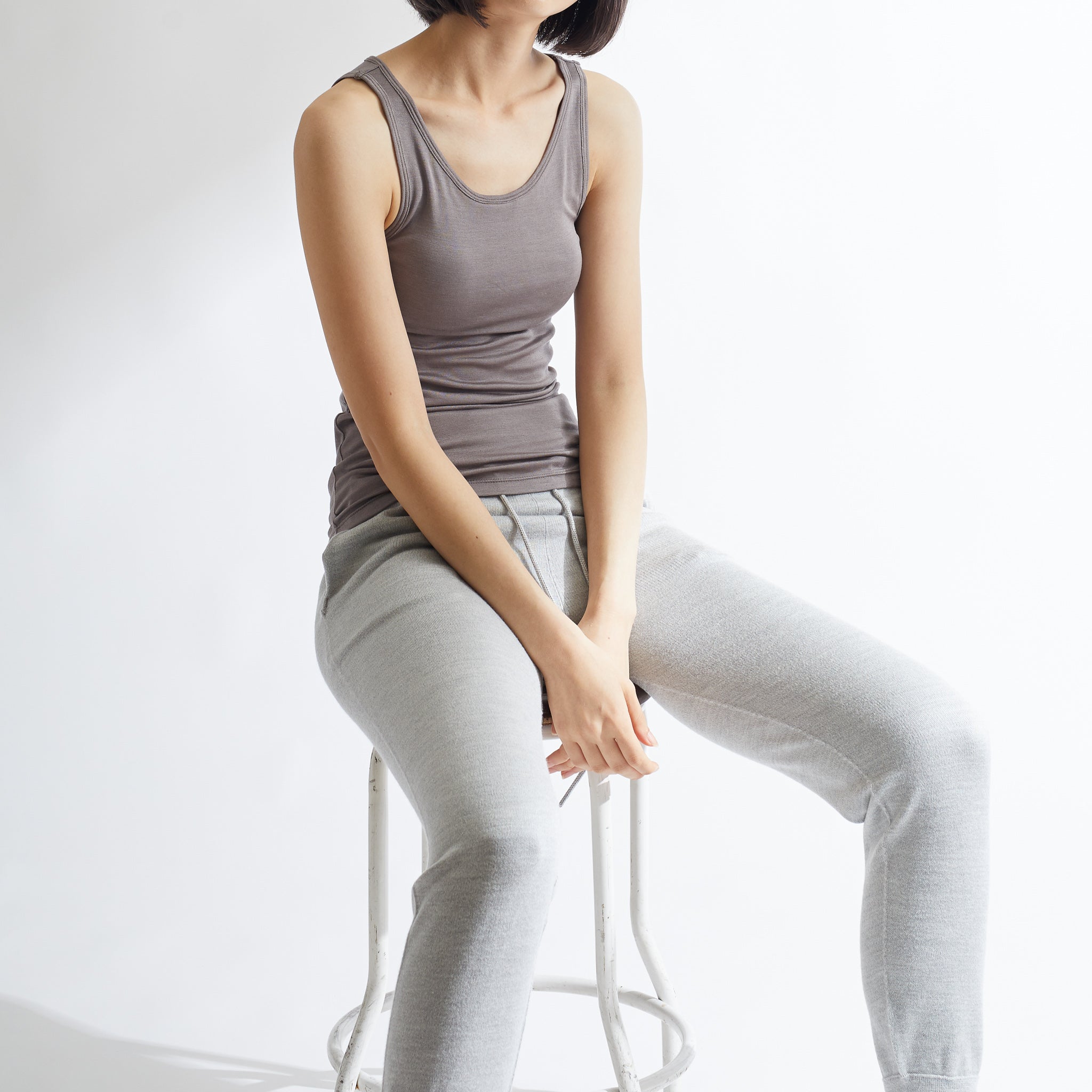 シルク100%タンクトップ, カップ付き, トープの着用イメージ(斜め前)