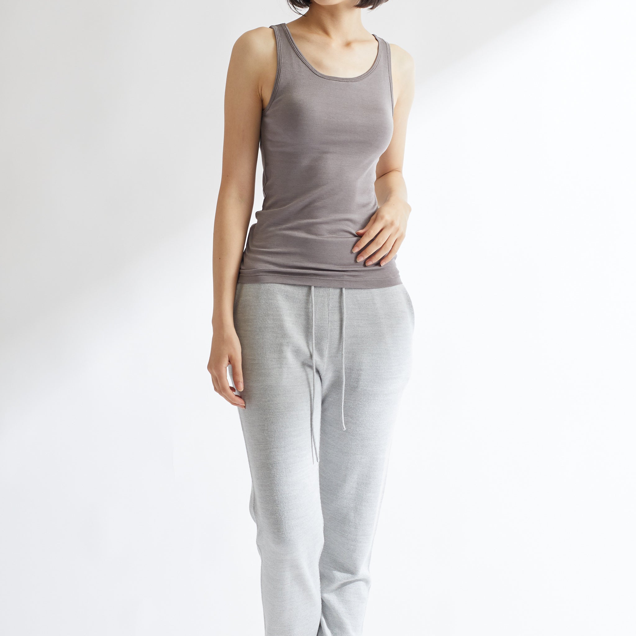 シルク100%タンクトップ, カップ付き, トープの着用イメージ(前)