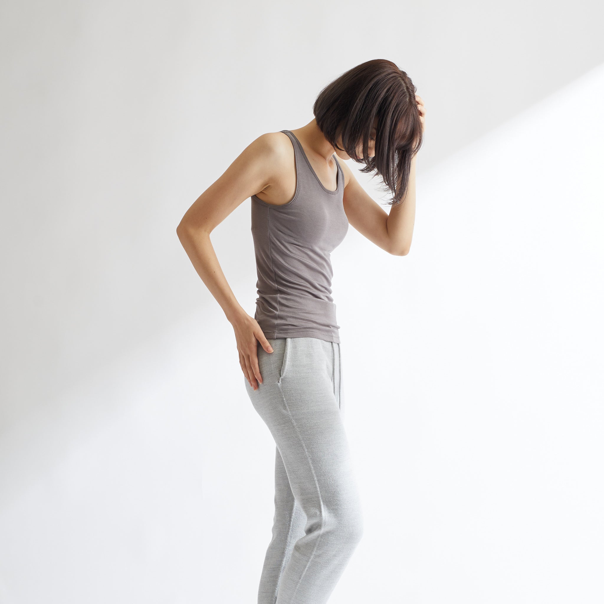 シルク100%タンクトップ, カップ付き, トープの着用イメージ(横)