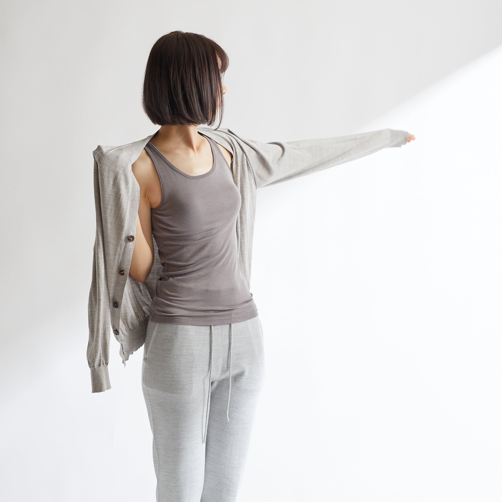 シルク100%タンクトップ, カップ付き, トープの着用イメージ(斜め前2)