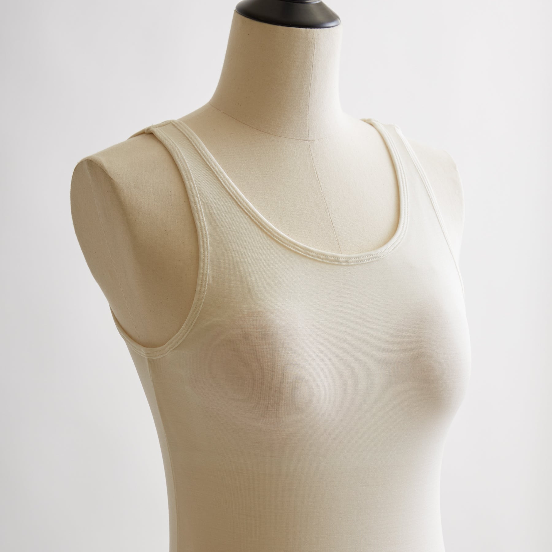 シルク100%タンクトップ, カップ付き, ホワイト(斜め前)