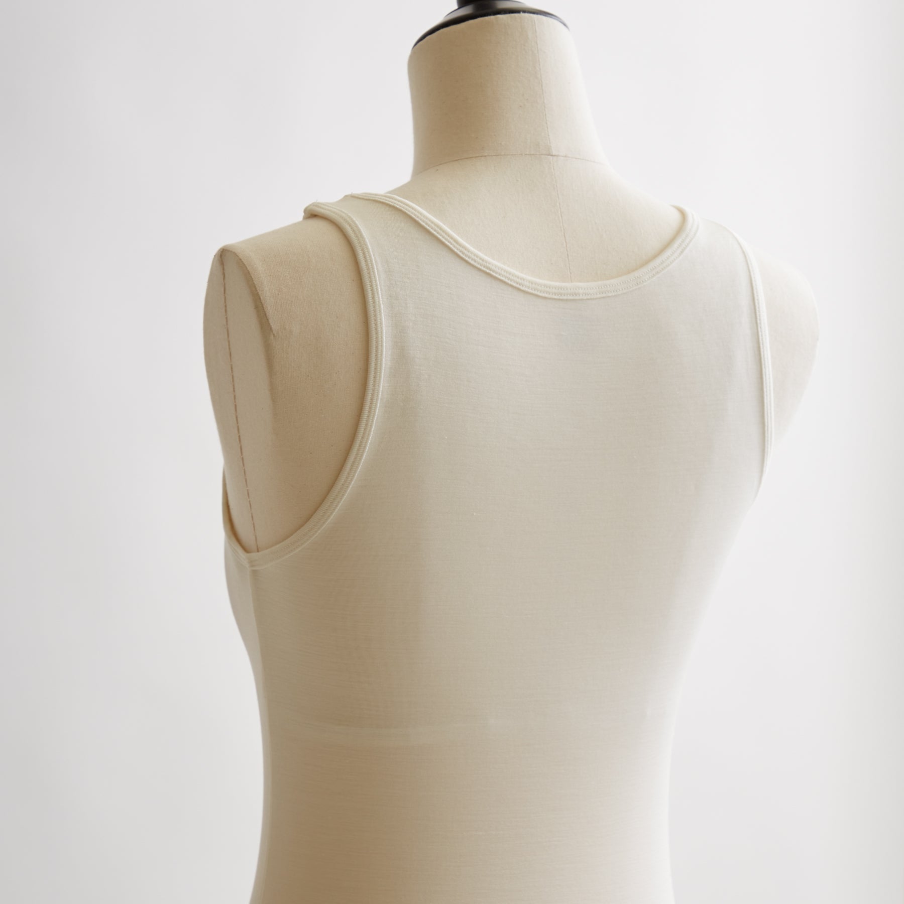 シルク100%タンクトップ, カップ付き, ホワイト(斜め後)