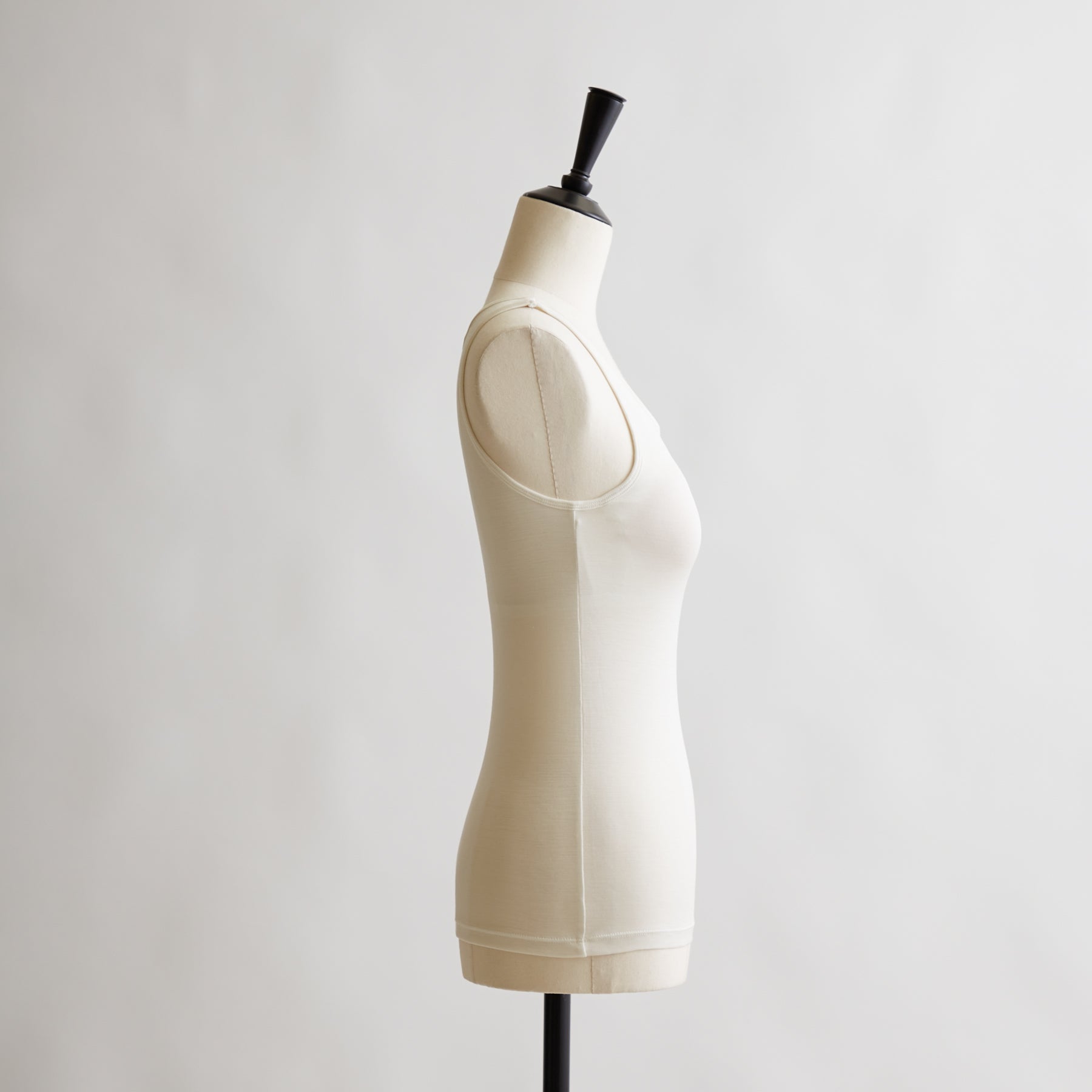 シルク100%タンクトップ, カップ付き, ホワイト(横)