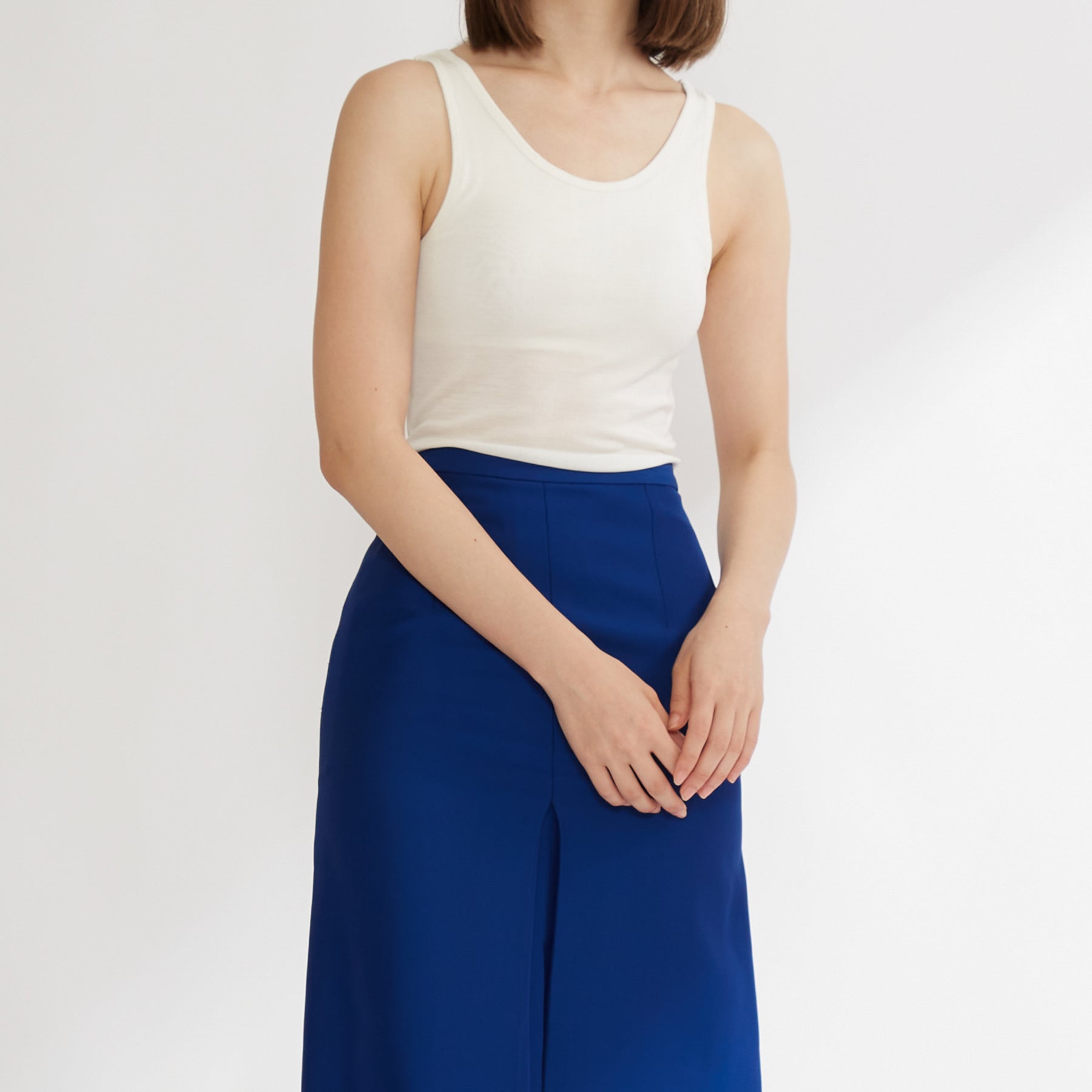 シルク100%タンクトップ, カップ付き, ホワイトの着用イメージ(前)