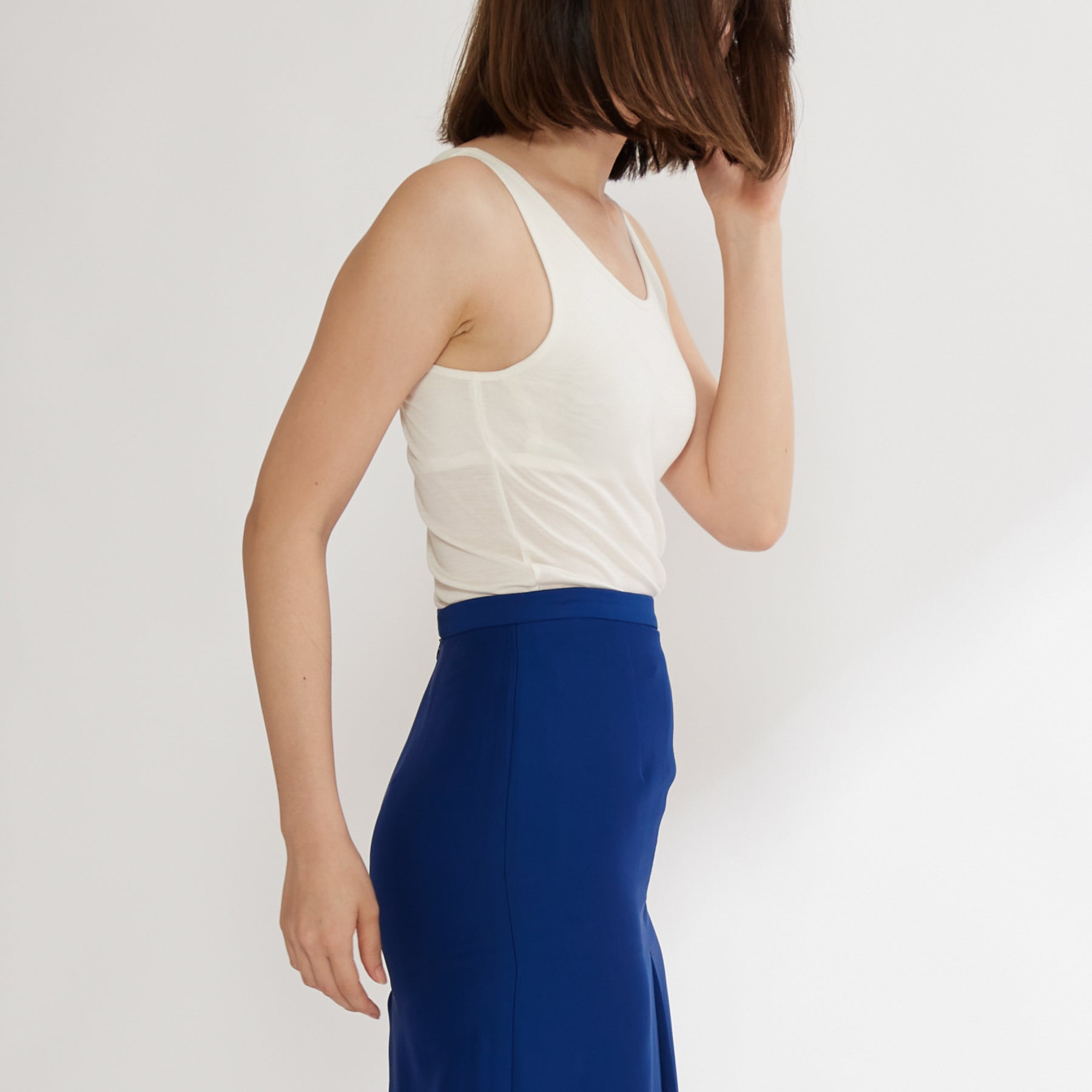シルク100%タンクトップ, カップ付き, ホワイトの着用イメージ(横)