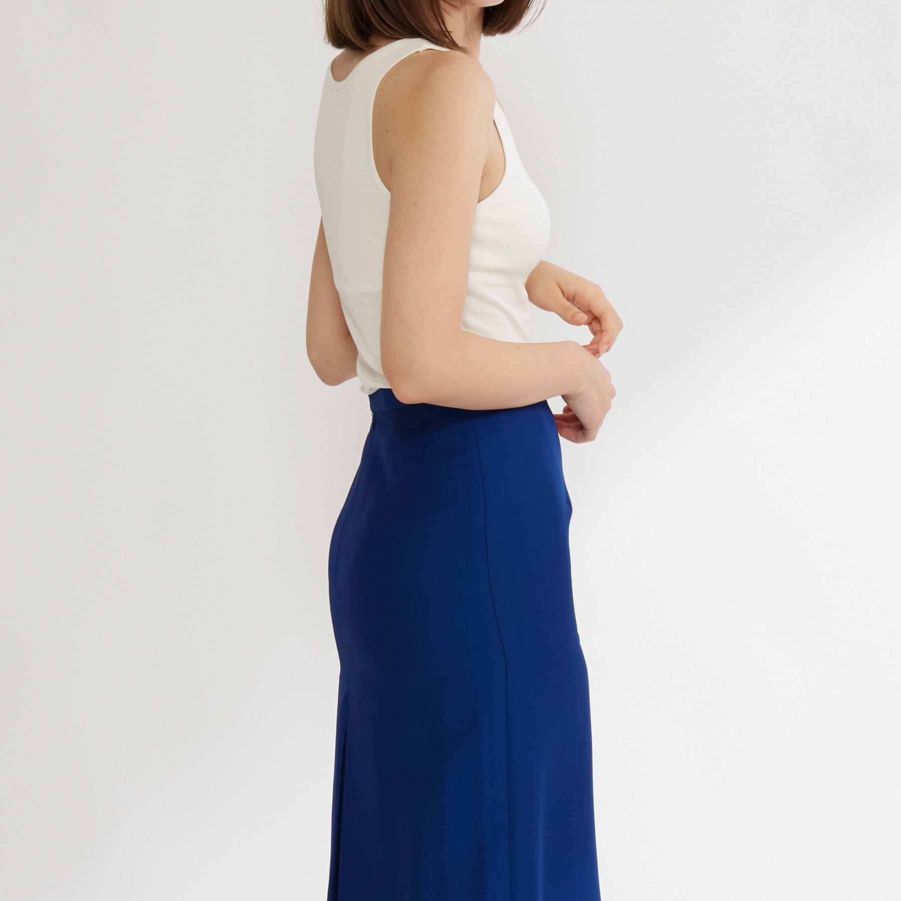 シルク100%タンクトップ, カップ付き, ホワイトの着用イメージ(横)