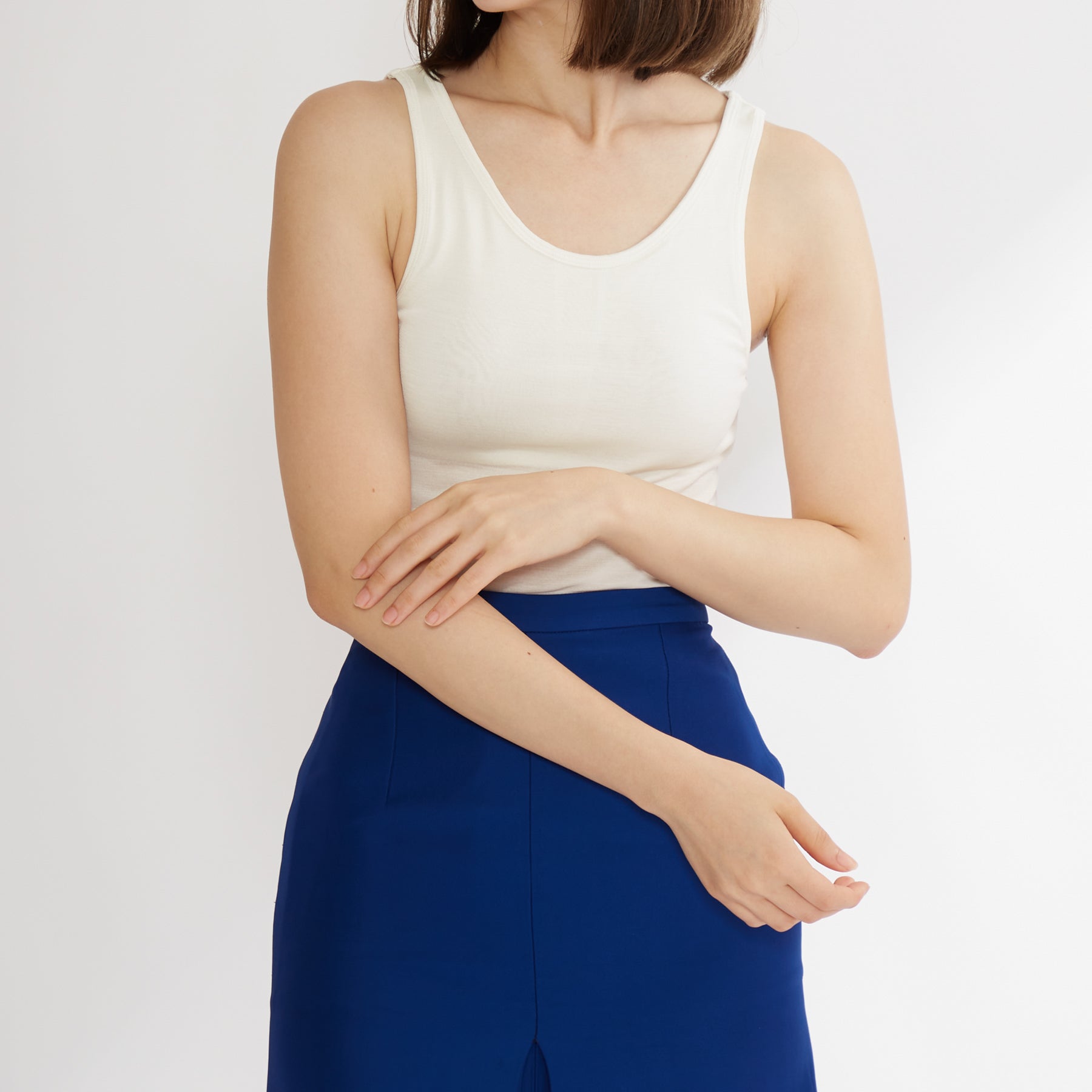 シルク100%タンクトップ, カップ付き, ホワイトの着用イメージ(前)