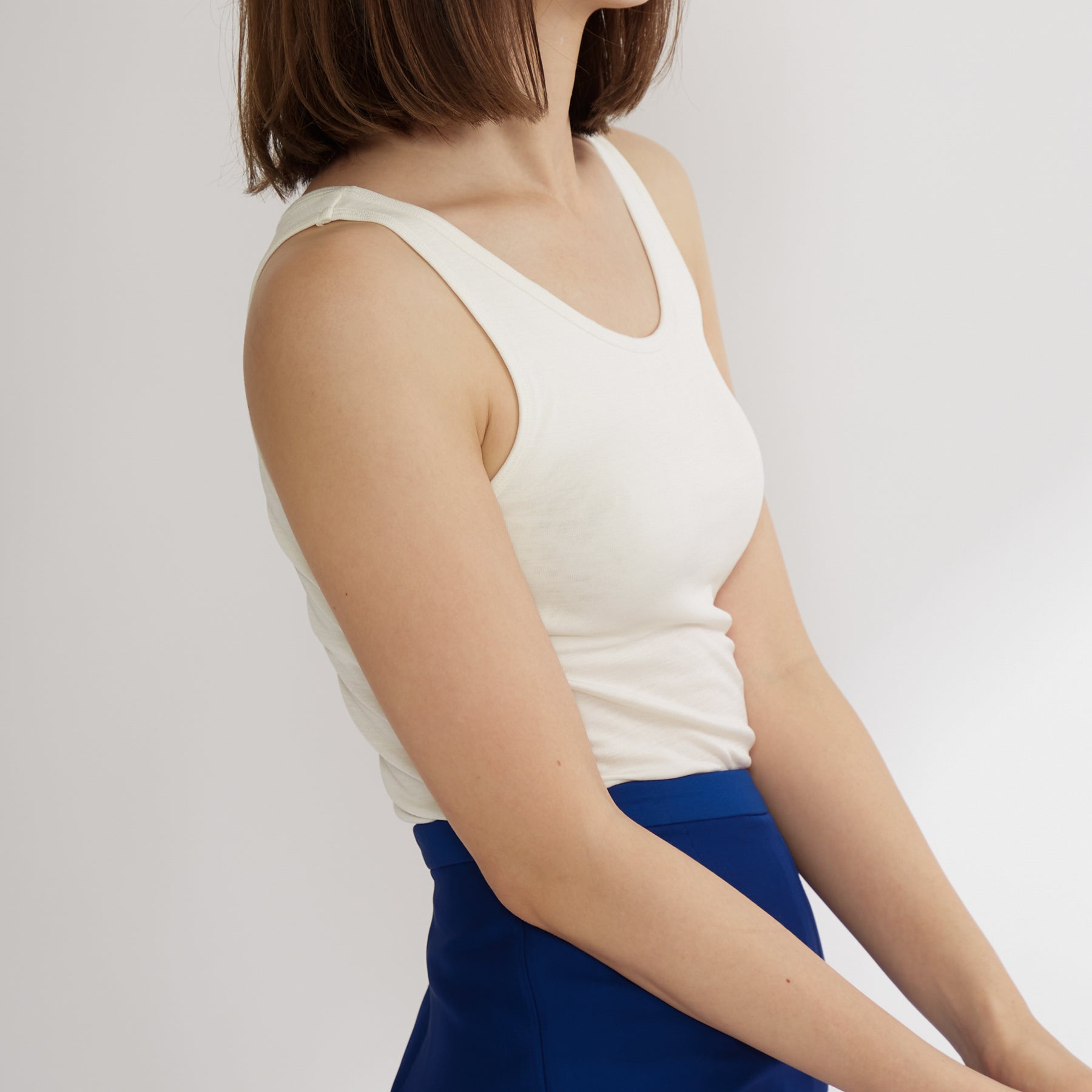 シルク100%タンクトップ, カップ付き, ホワイトの着用イメージ(横)