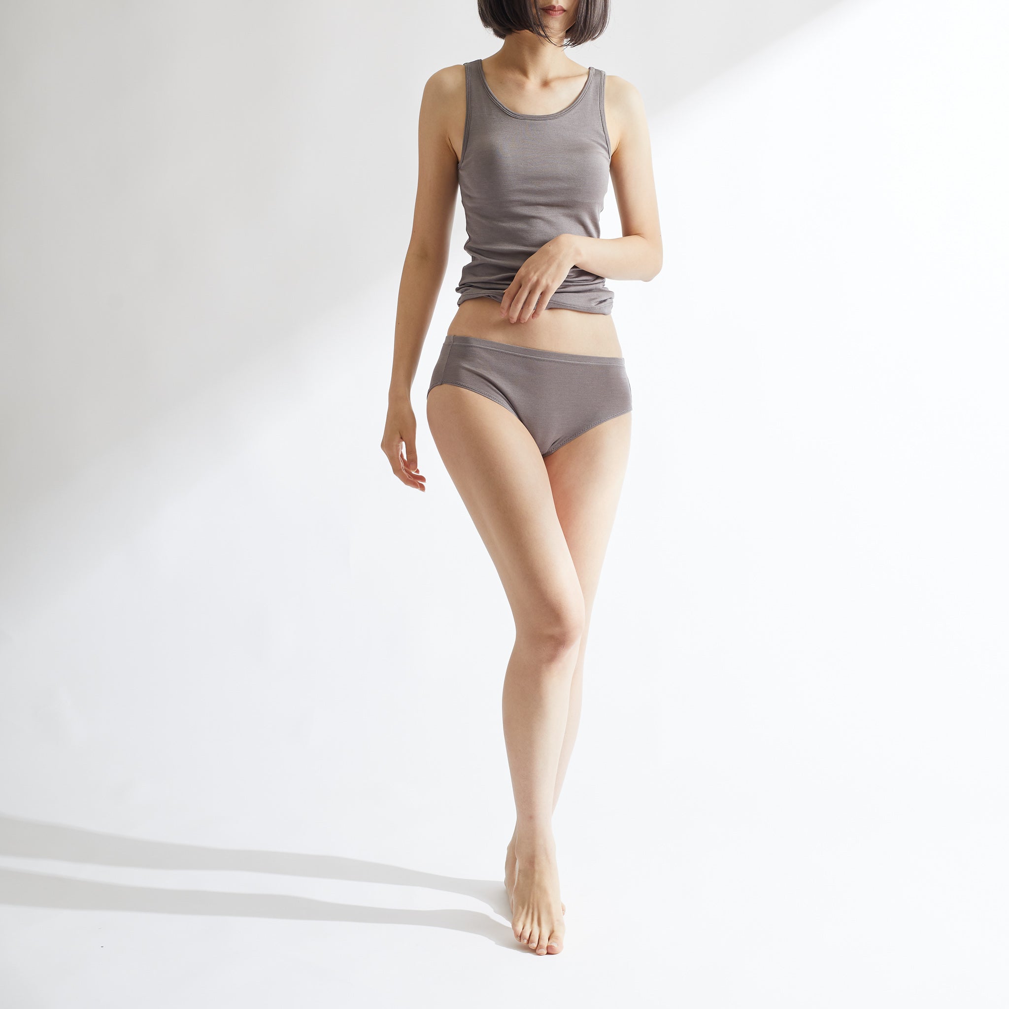 シルク100%タンクトップ, カップ付きとショーツ, トープの着用イメージ(前)