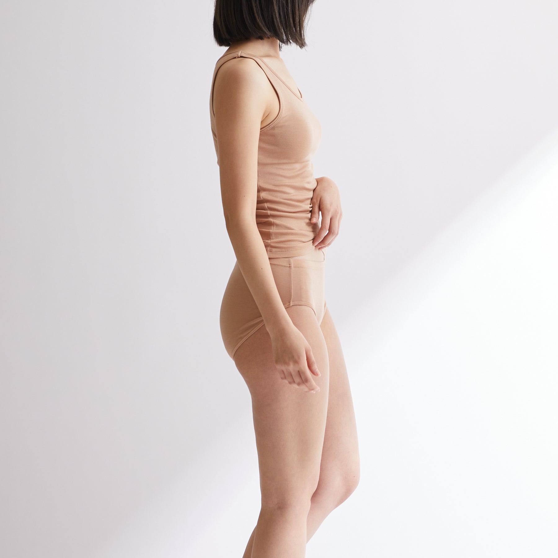 シルク100%タンクトップ, カップ付きとレギュラーショーツ, キャメルの着用イメージ(横)