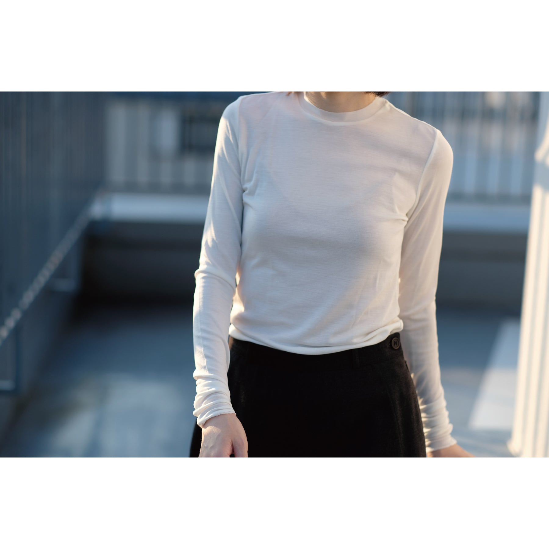 シルク100%クルーネックロングスリーブ, ホワイトの着用イメージ(前)