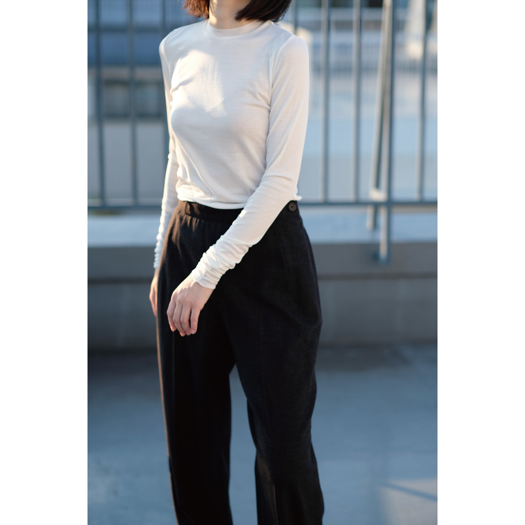 シルク100%クルーネックロングスリーブ, ホワイトの着用イメージ(前)