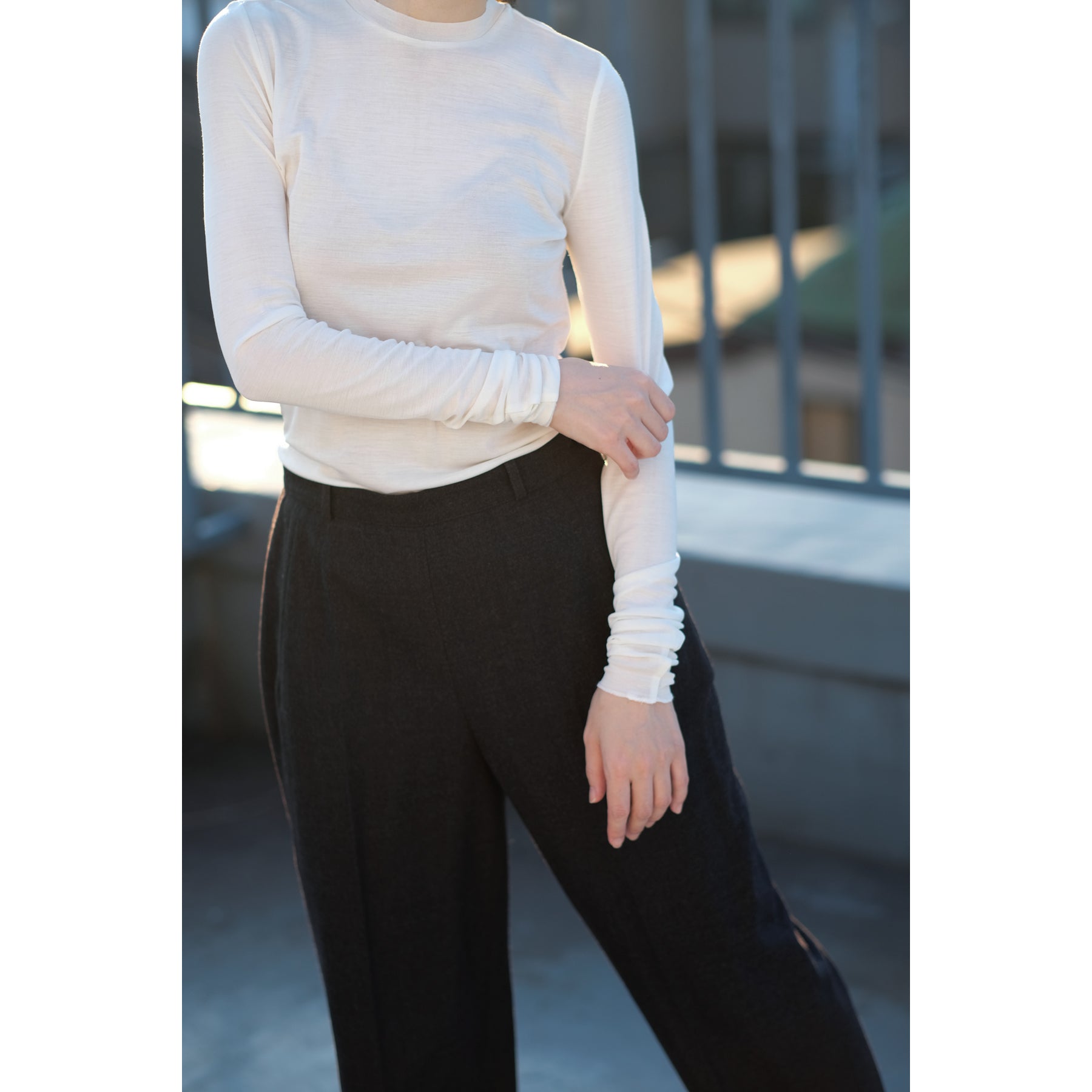 シルク100%クルーネックロングスリーブ, ホワイトの着用イメージ(前)