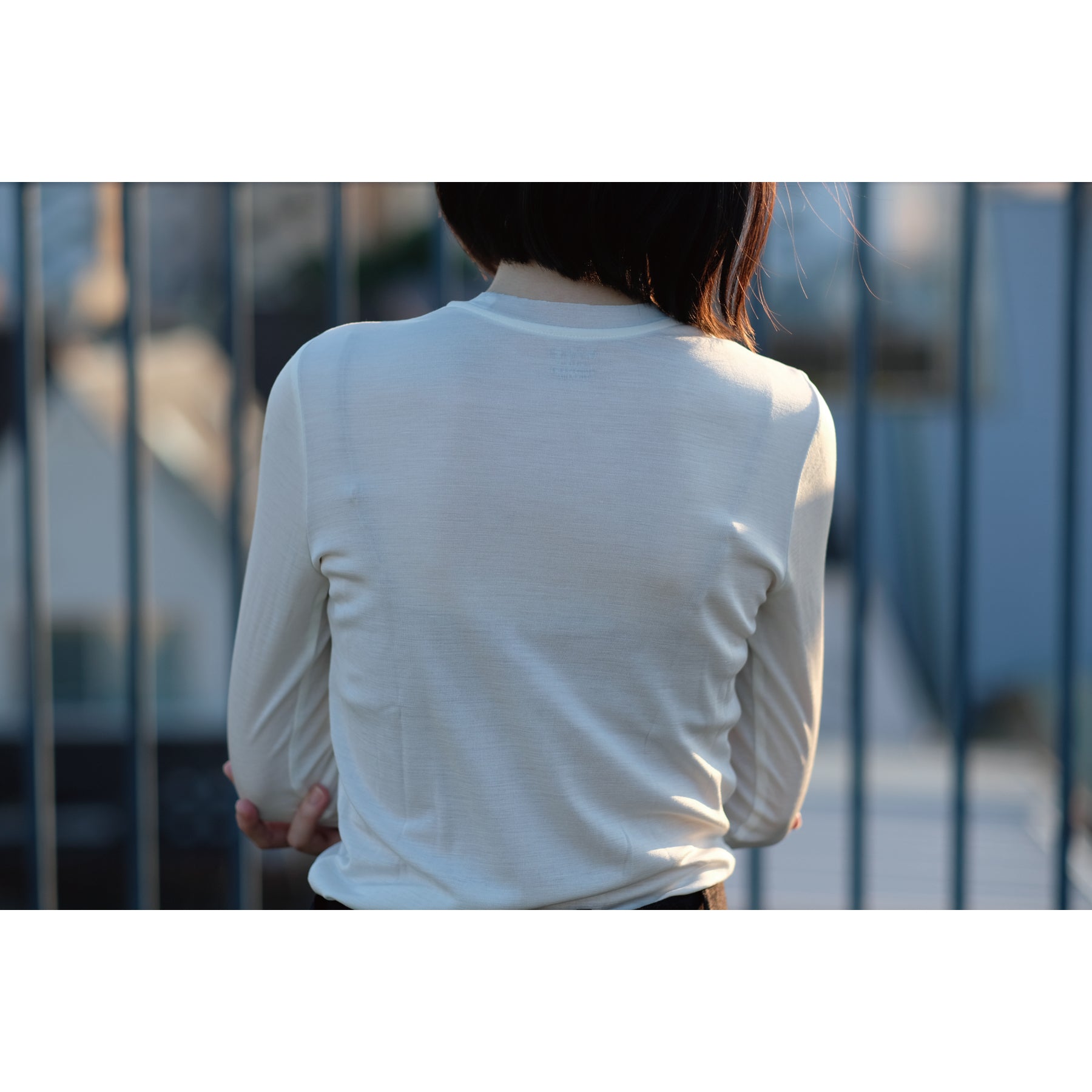 シルク100%クルーネックロングスリーブ, ホワイトの着用イメージ(後)