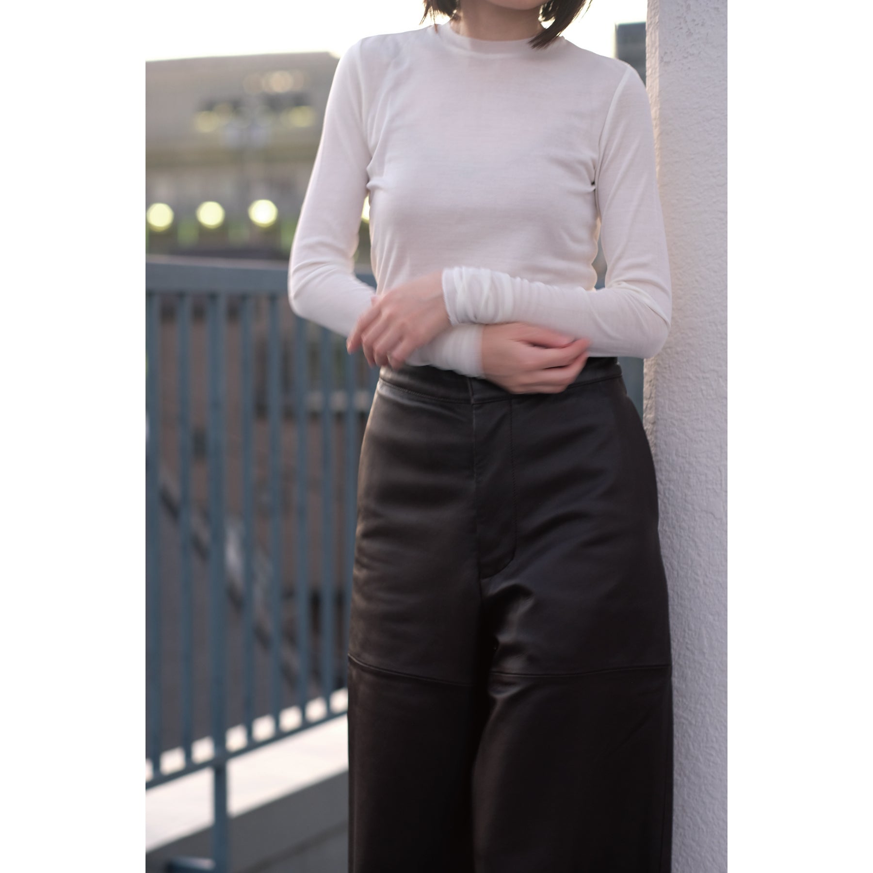 シルク100%クルーネックロングスリーブ, ホワイトの着用イメージ(前)
