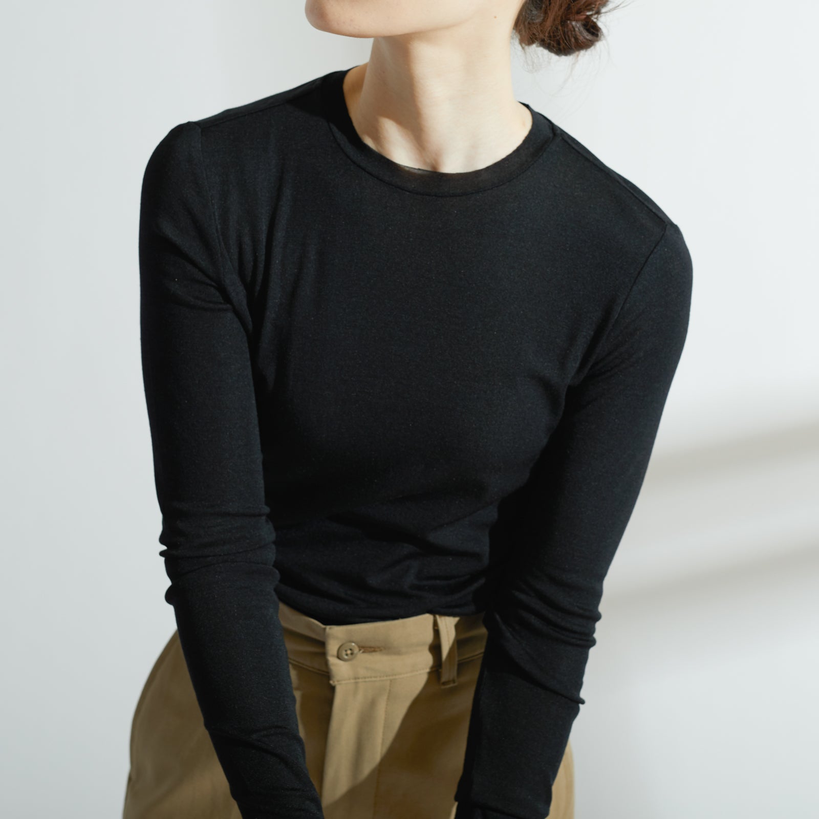 シルク100%クルーネックロングスリーブ, ブラックのモデル着用イメージ(前)