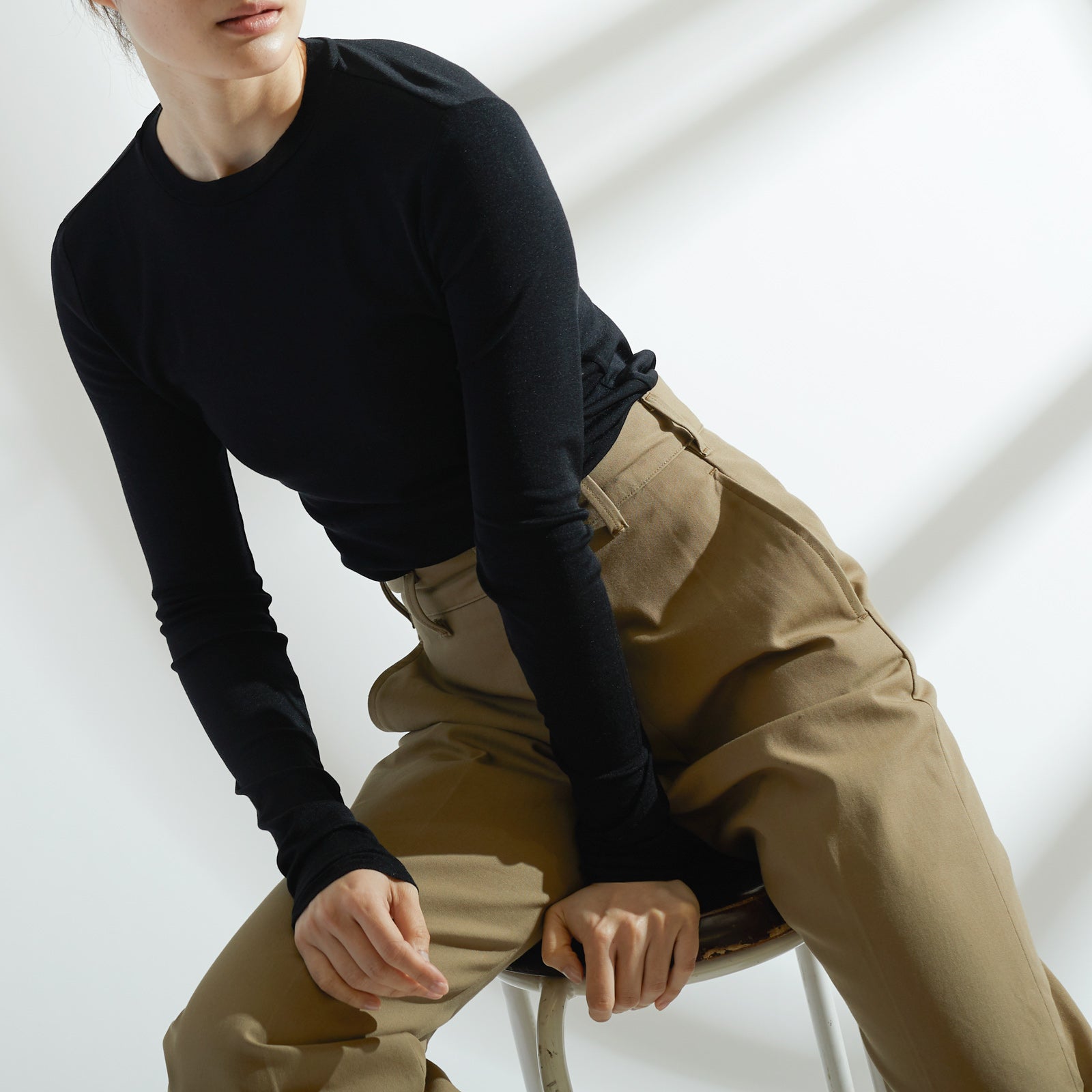 シルク100%クルーネックロングスリーブ, ブラックのモデル着用イメージ(斜め前2)