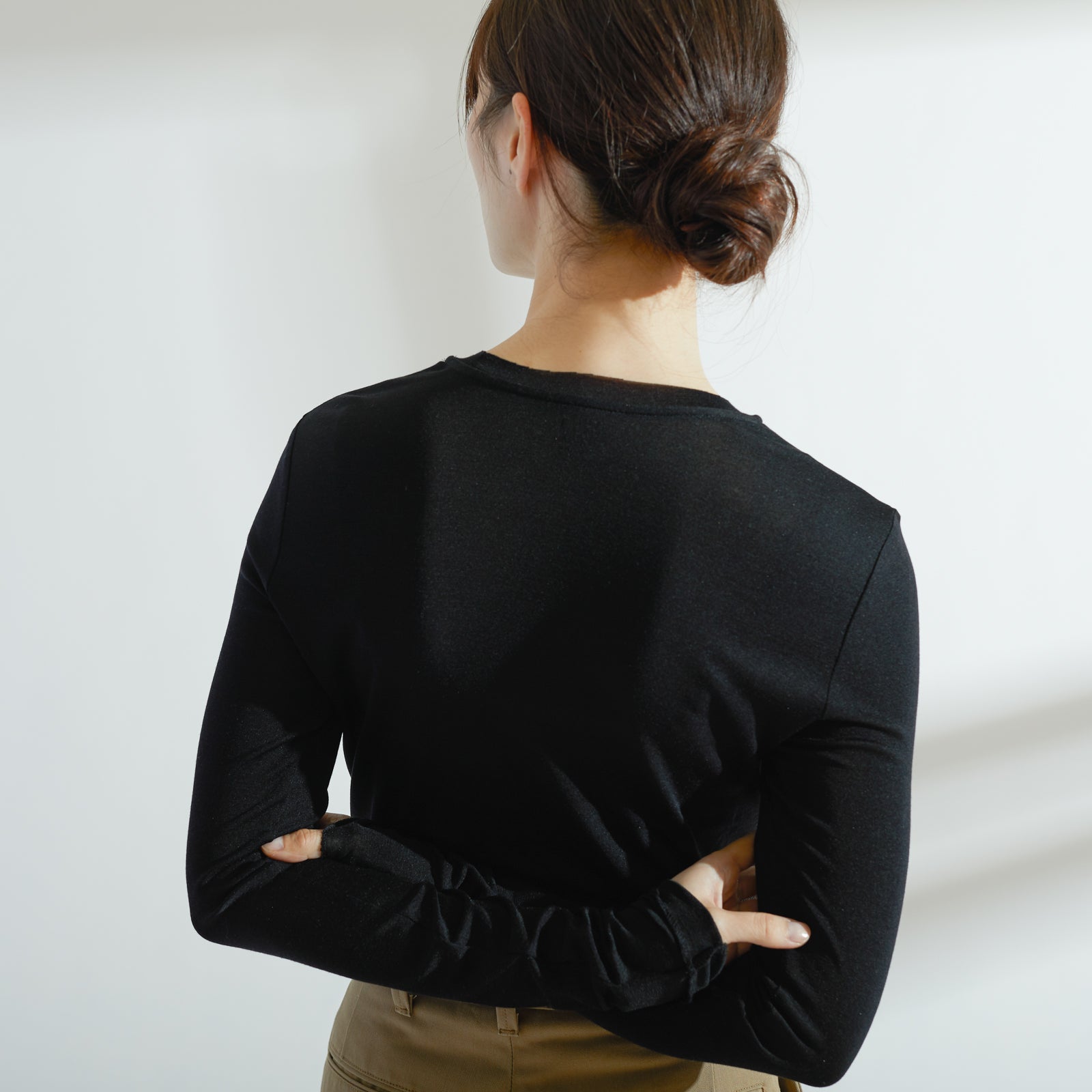 シルク100%クルーネックロングスリーブ, ブラックのモデル着用イメージ(後)
