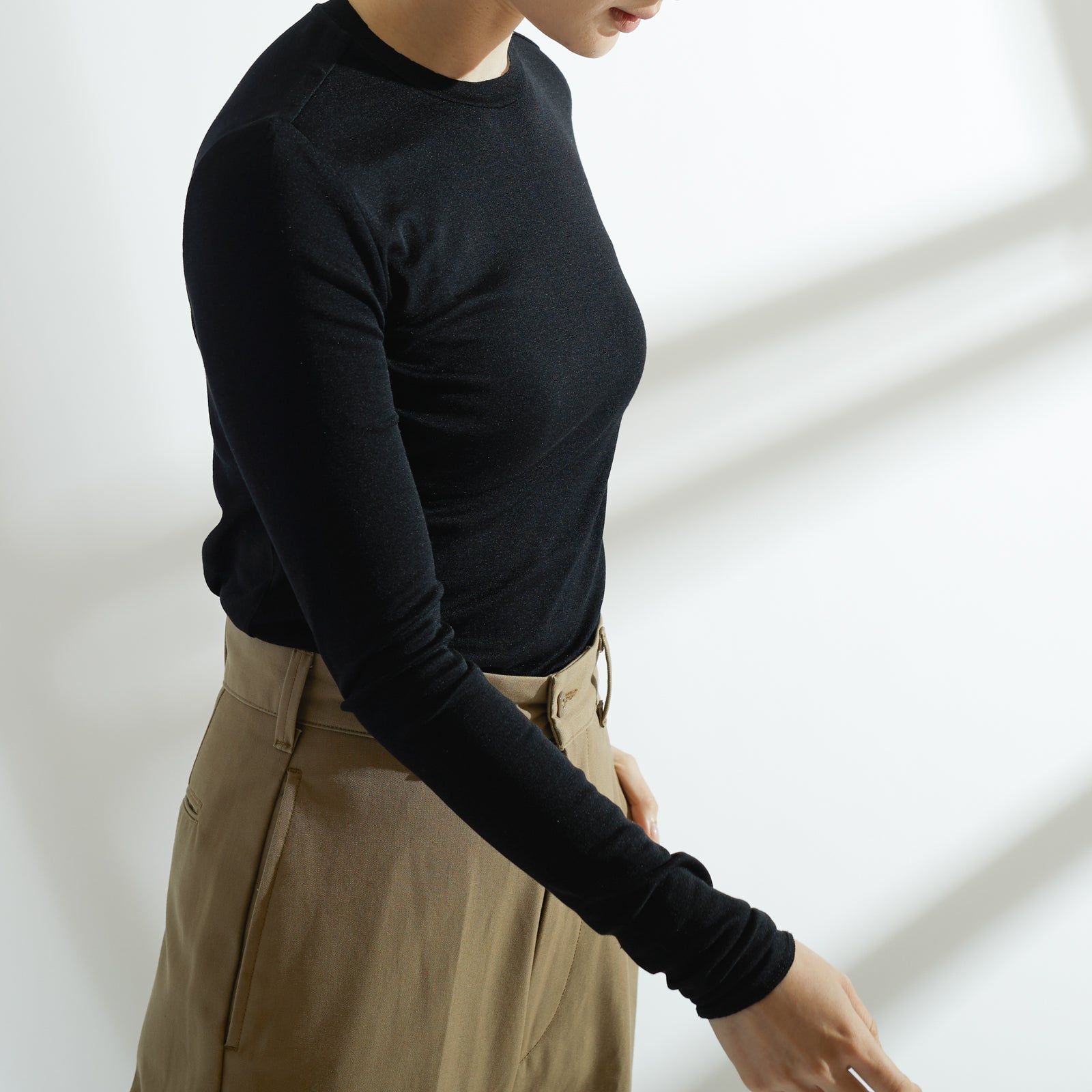 シルク100%クルーネックロングスリーブ, ブラックのモデル着用イメージ(斜め前)